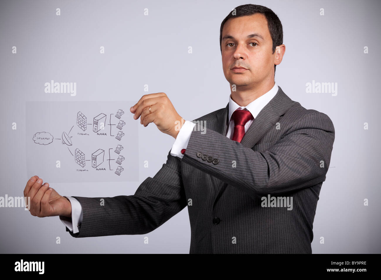 Geschäftsmann in ihrem Büro zeigt ein Firewall-Schema (Tiefenschärfe) Stockfoto