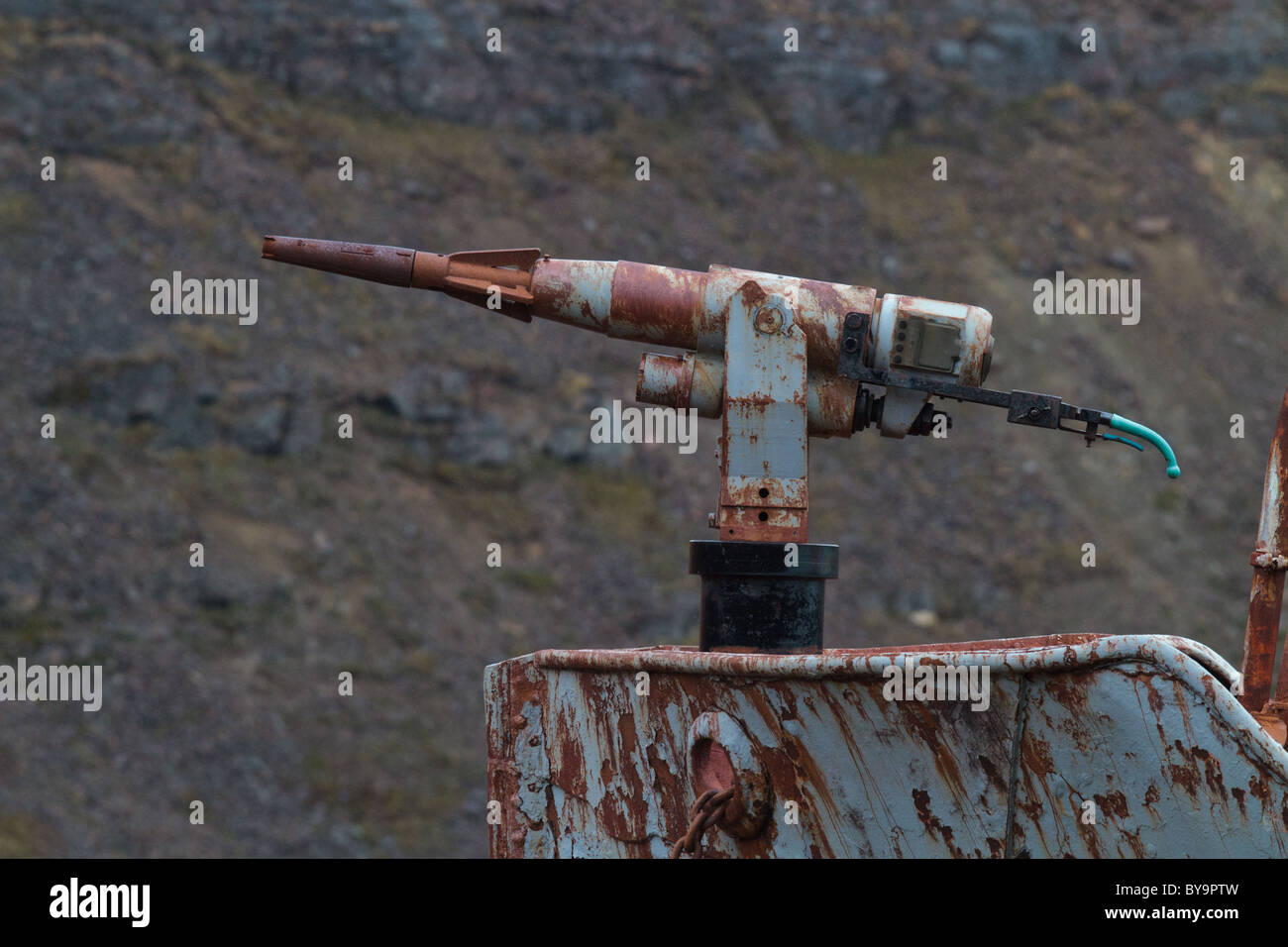 Eine Harpune Gewehr auf dem Bogen eine verlassene Walfangschiff namens The Petrel, Grytviken, Südgeorgien Stockfoto
