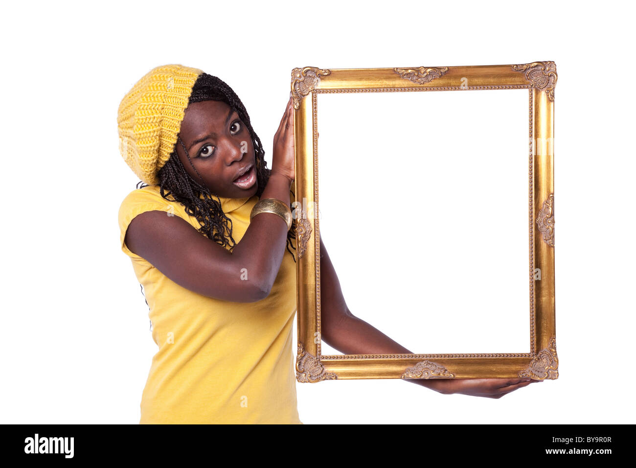 junge afrikanische Frau hält einen Bilderrahmen mit einem lustigen Ausdruck (isoliert auf weiss) Stockfoto