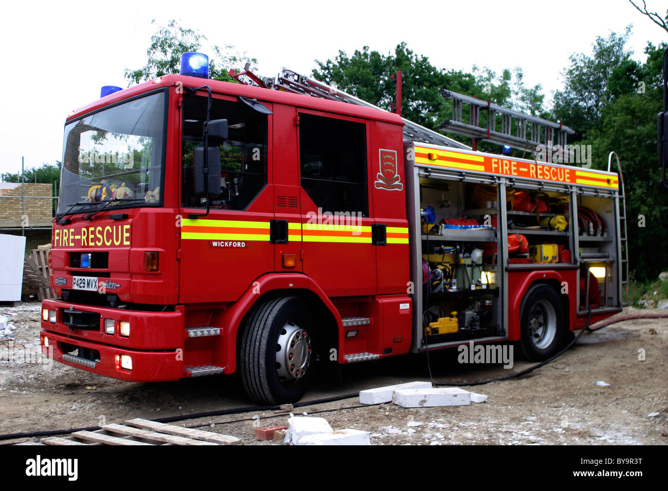 ECFRS-Feuerwehrauto mit Schließfächern geöffnet Stockfoto