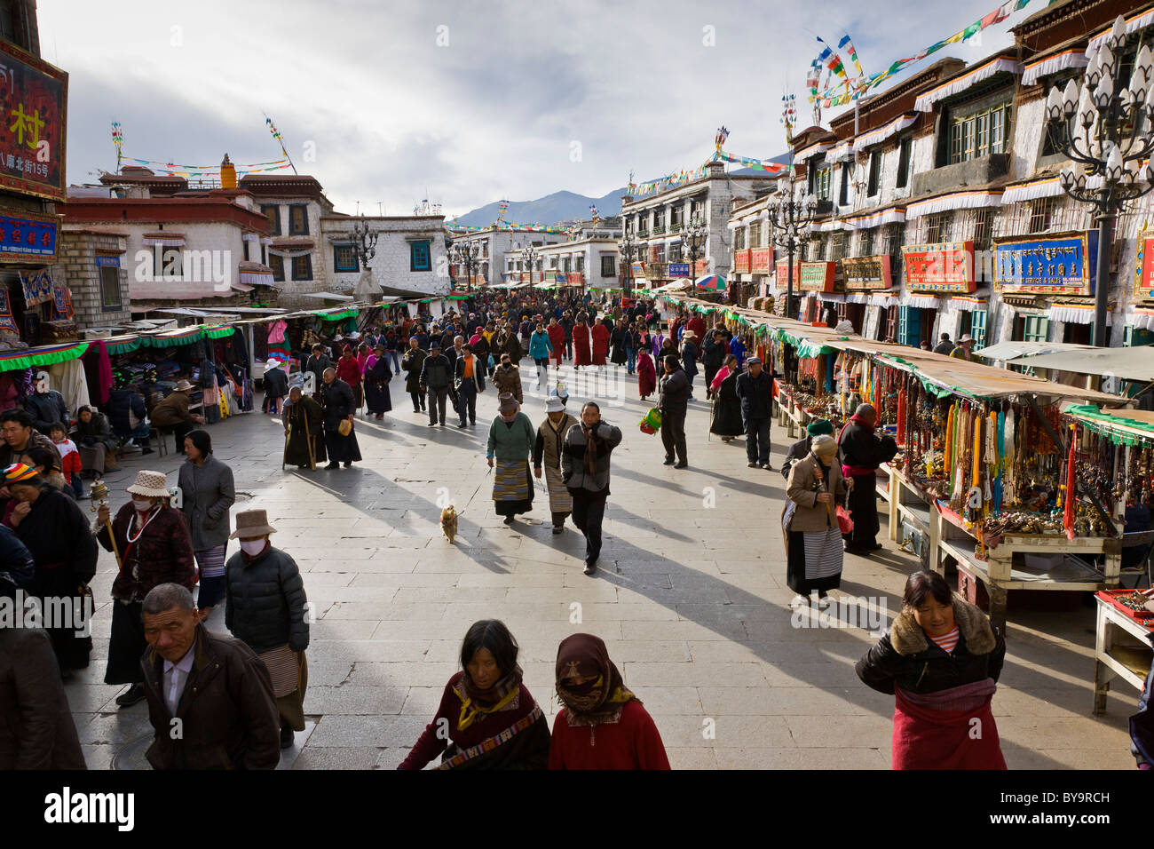 Tibetische Pilger umkreisen die Barkhor in Lhasa-Tibet im Uhrzeigersinn. JMH4691 Stockfoto