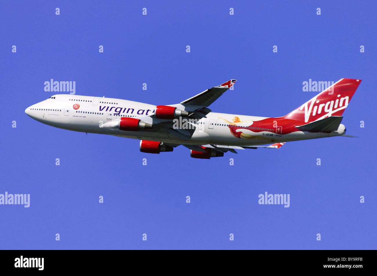 Boeing 747 betrieben von Virgin Atlantic Klettern heraus nach nehmen Sie vom Flughafen London Heathrow Stockfoto