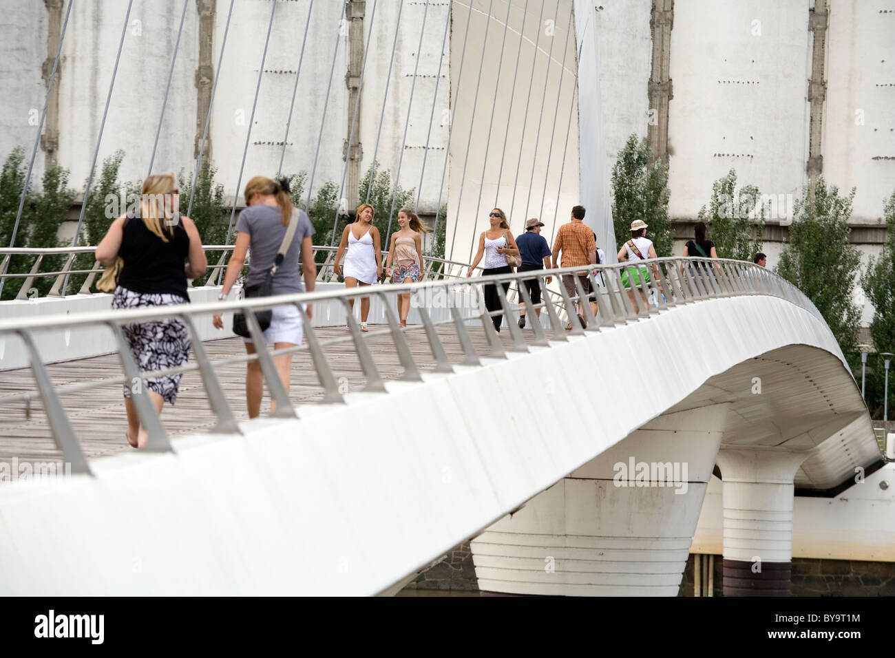Menschen überqueren Puente De La Mujer Brücke von den Frauen Buenos Aires Argentinien Stockfoto