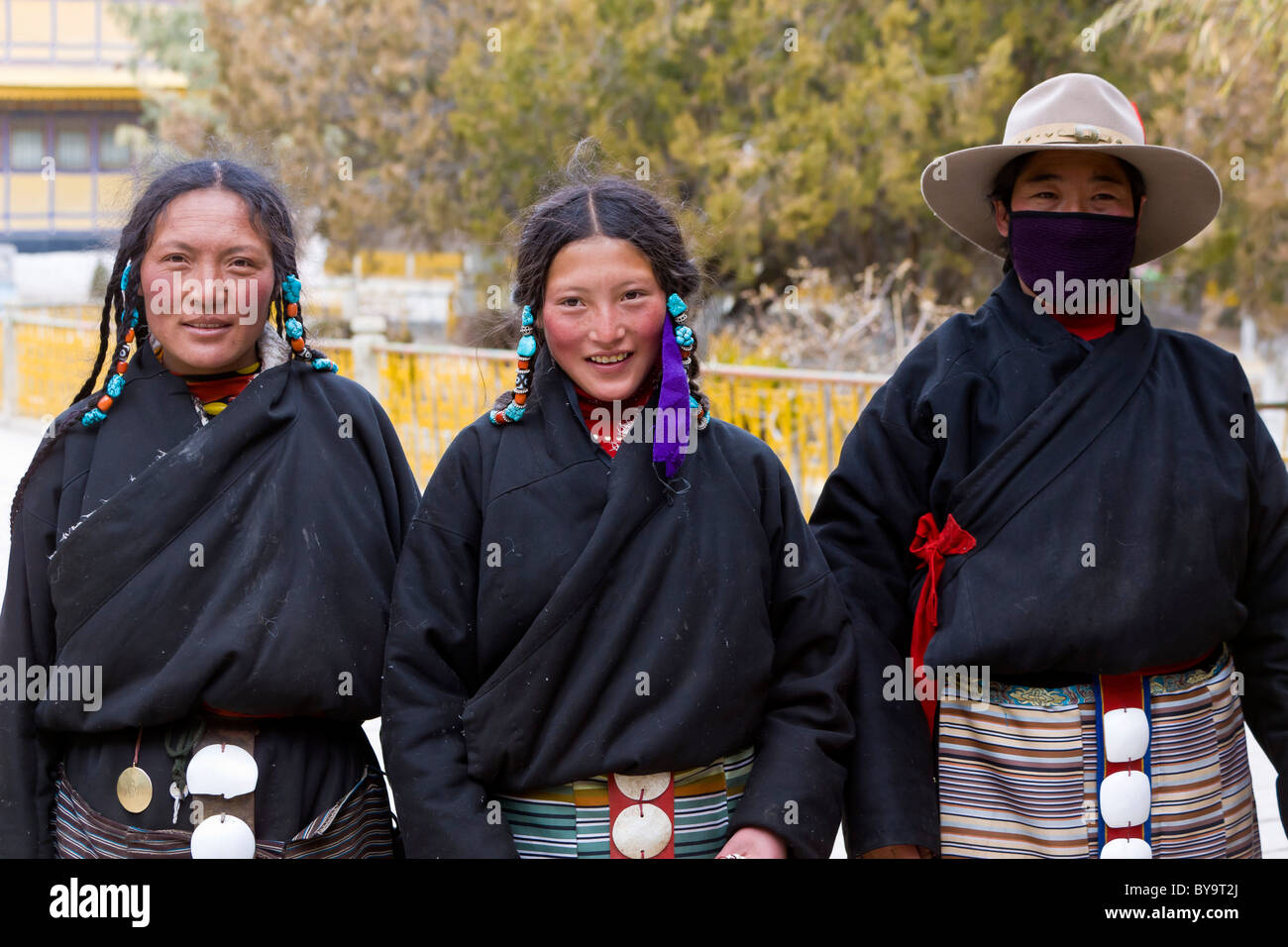 Tibetische Pilger Familie im Norbulingka oder Juwel Park, Tagten Migyur Podrang, Lhasa, Tibet, China. JMH4712 Stockfoto