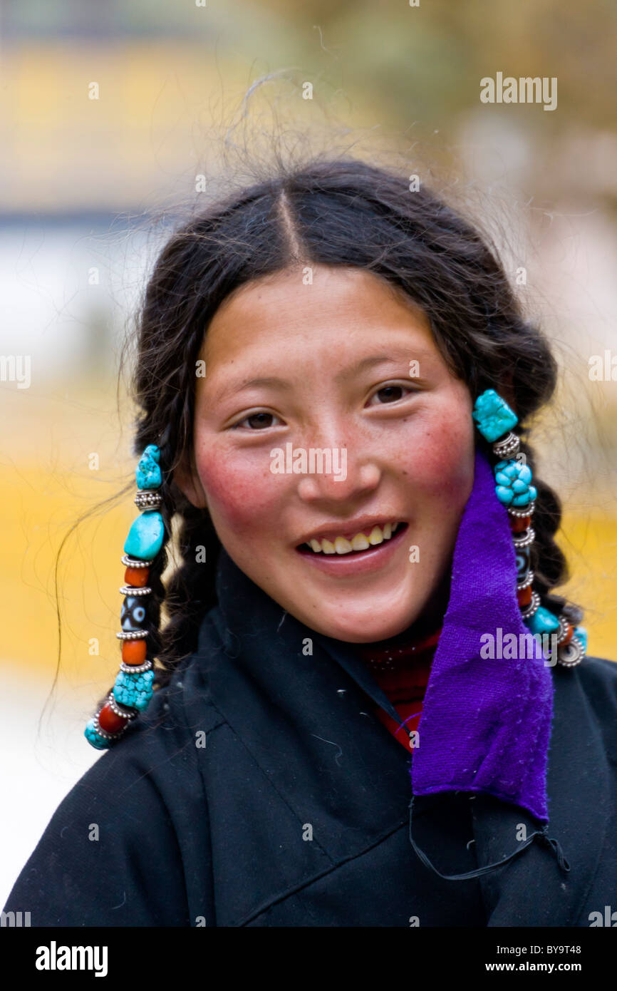 Schönen tibetischen jungen Frau Pilger im Norbulingka oder Juwel Park, Tagten Migyur Podrang, Lhasa, Tibet, China. JMH4714 Stockfoto