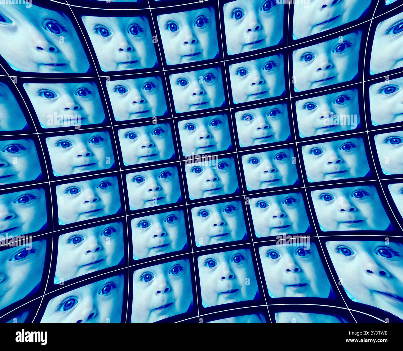 Verzerrte blau video-Bildschirme zeigen die gleichen Gesichter eines Babys Stockfoto