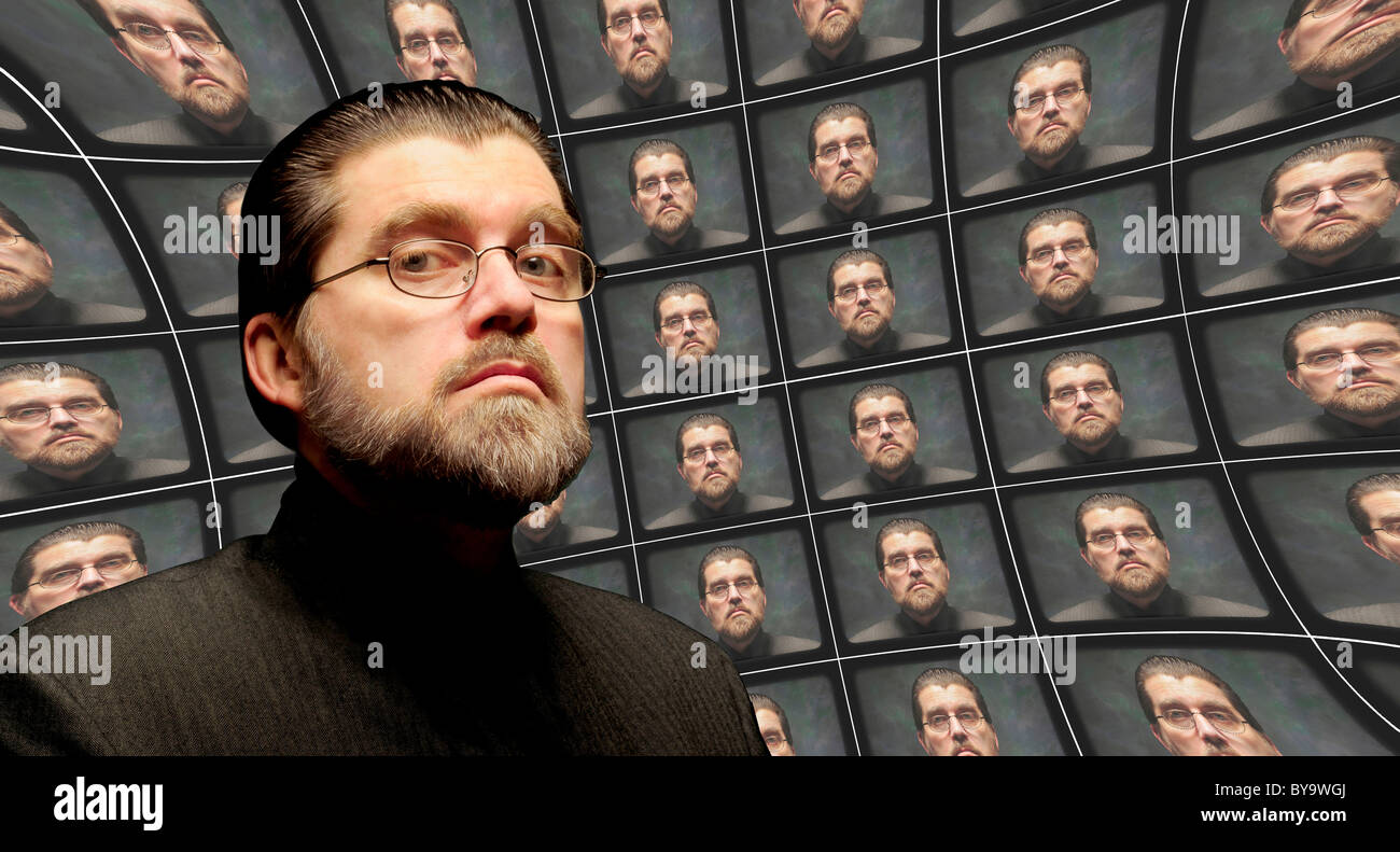 Orwell Figur mit Bart umgeben von verzerrten video-Bildschirme von sich selbst Stockfoto