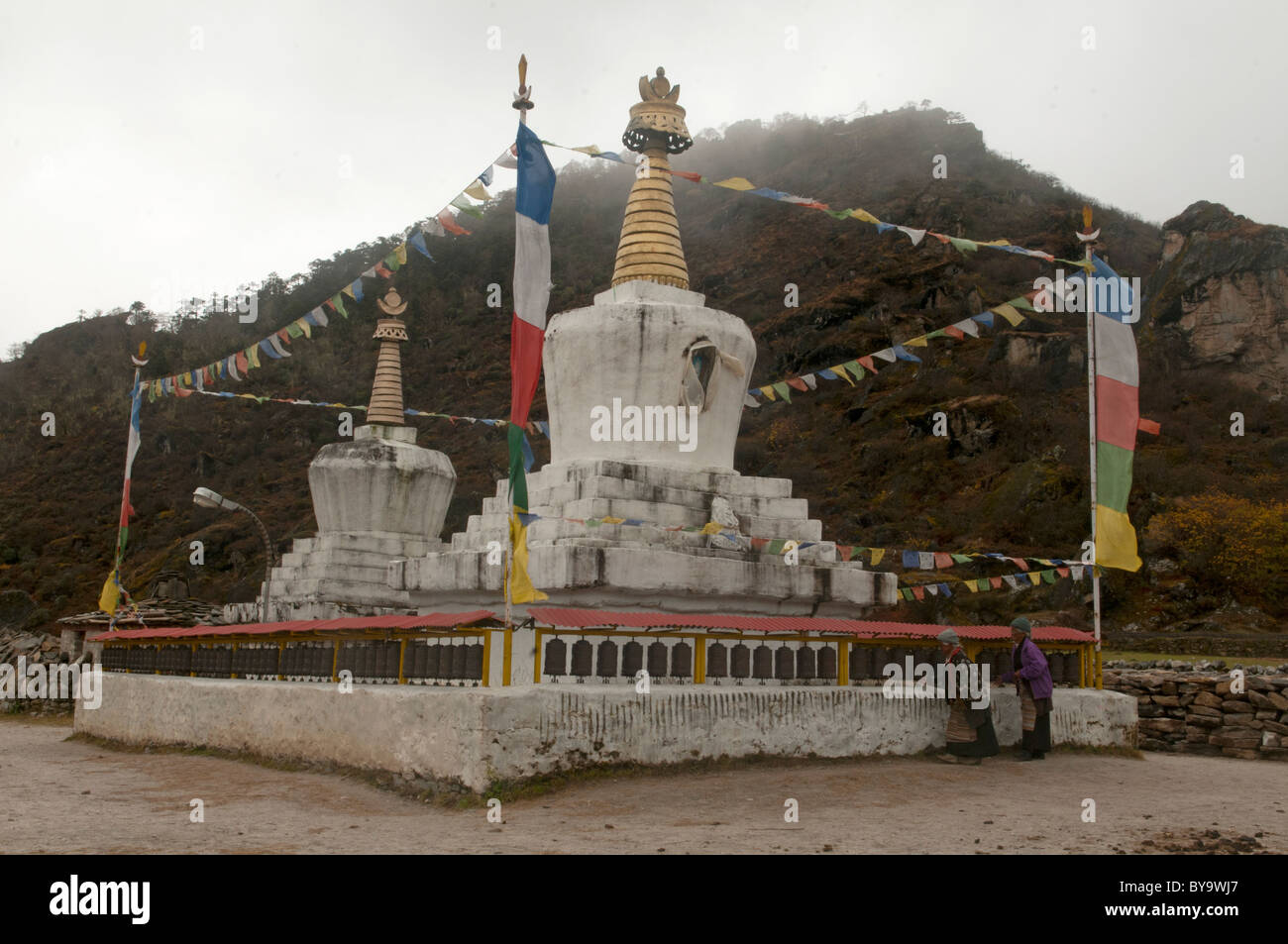 Tibetische Stupa im Dorf Khumjung in der Everest Region Nepals Stockfoto