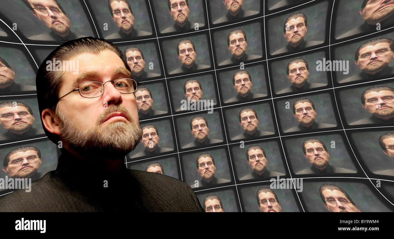 Orwell Figur mit Bart umgeben von verzerrten video-Bildschirme von sich selbst Stockfoto