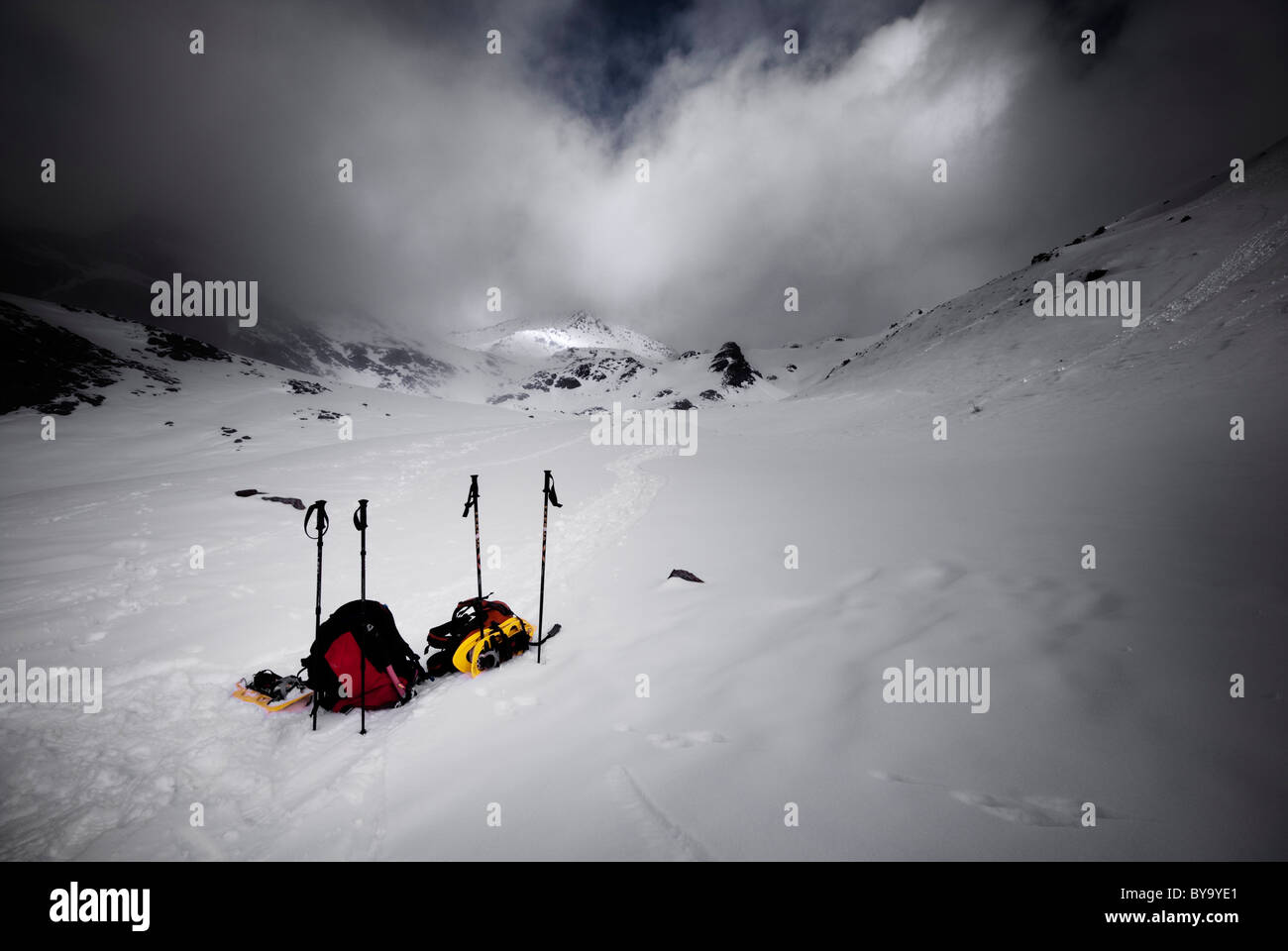 Rucksack und und Bergausrüstung auf Schnee Stockfoto