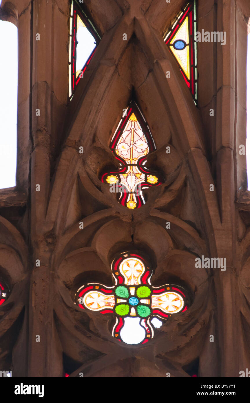 Detail der Ruinen der alten Kathedrale von Coventry mit verbleibenden Glasfenster hautnah. West Midlands, England. Stockfoto