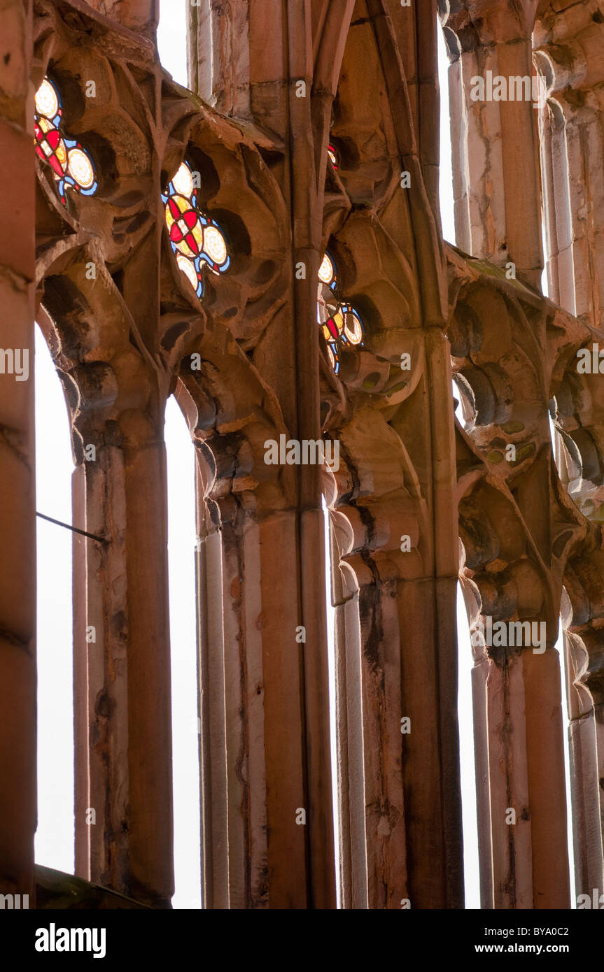 Die Ruinen der alten Kathedrale von Coventry mit verbleibenden Glasfenster. West Midlands, England. Stockfoto