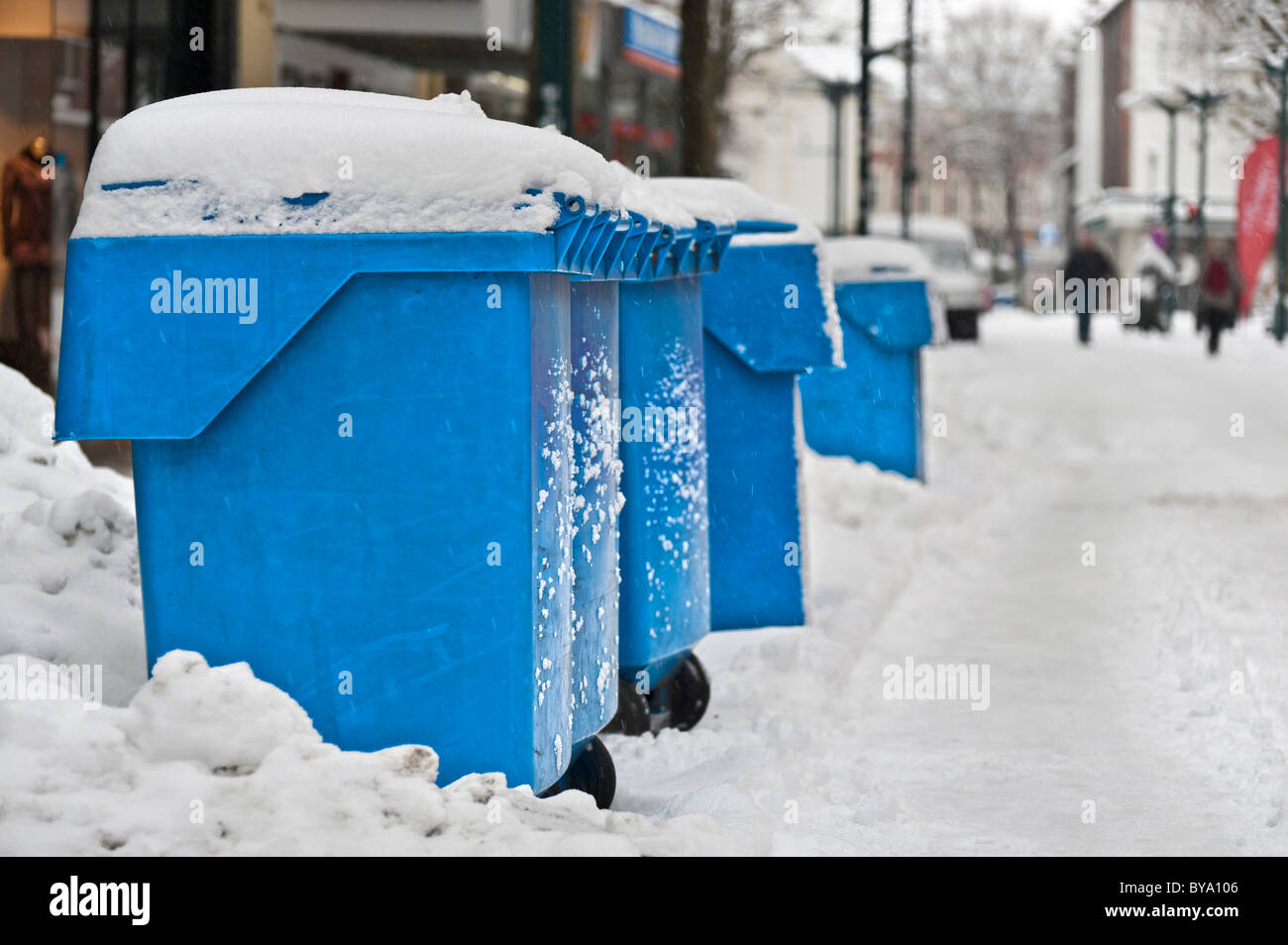 Blau verweigern Behälter stehen am Straßenrand im Schnee, Deutschland, Europa Stockfoto