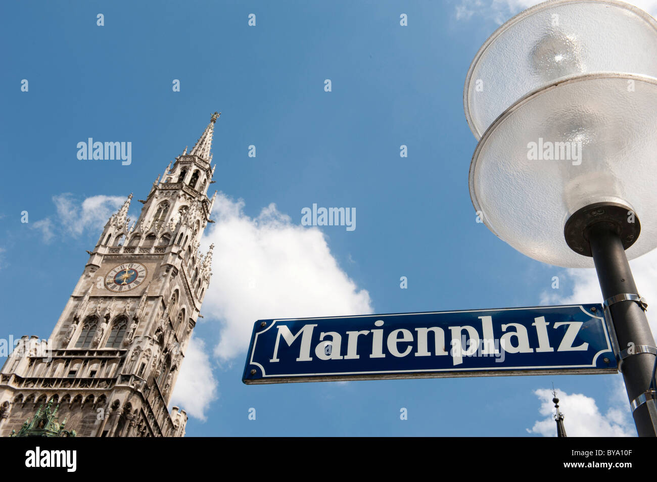 Marienplatz quadratisch, Straßenschild, Rathausturm, München, Upper Bavaria, Bavaria, Germany, Europe Stockfoto