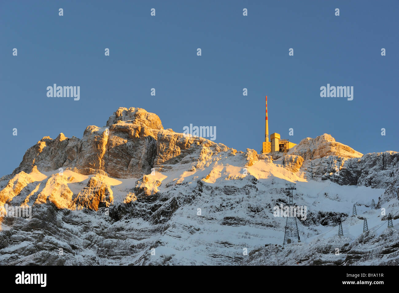 Die rund 2500 m hohen Gipfel des Säntis Berg im letzten Sonnenlicht gesehen aus dem Norden, Appenzeller Alpen Stockfoto