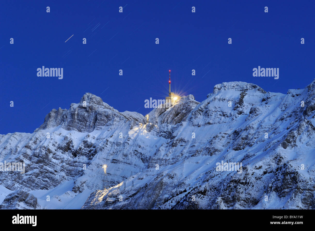 Die rund 2500 m hohen Gipfel des Säntis-Gebirge in der Dämmerung aus dem Norden, Appenzeller Alpen gesehen Stockfoto