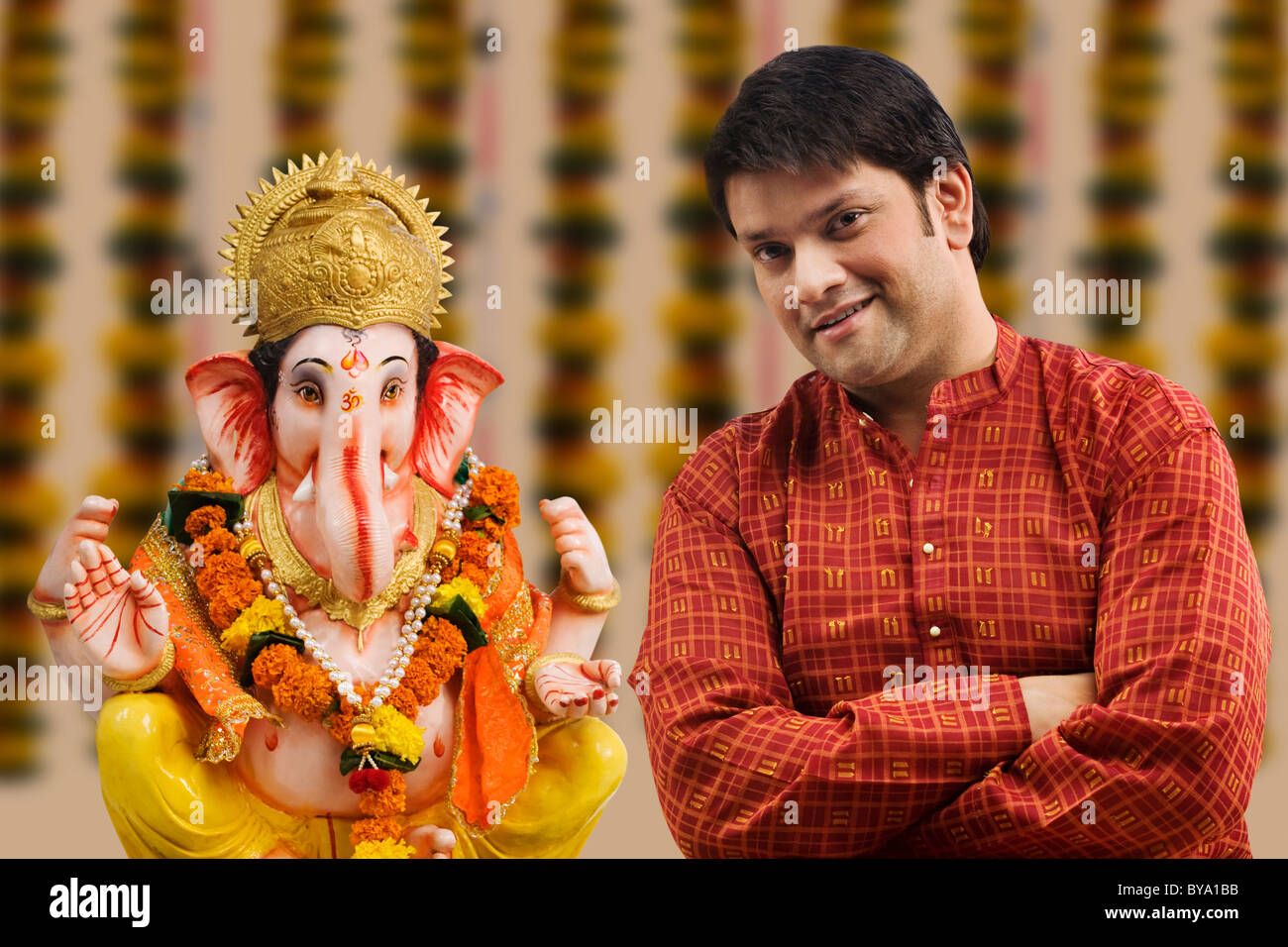 Porträt eines Mannes mit einem Ganesh idol Stockfoto