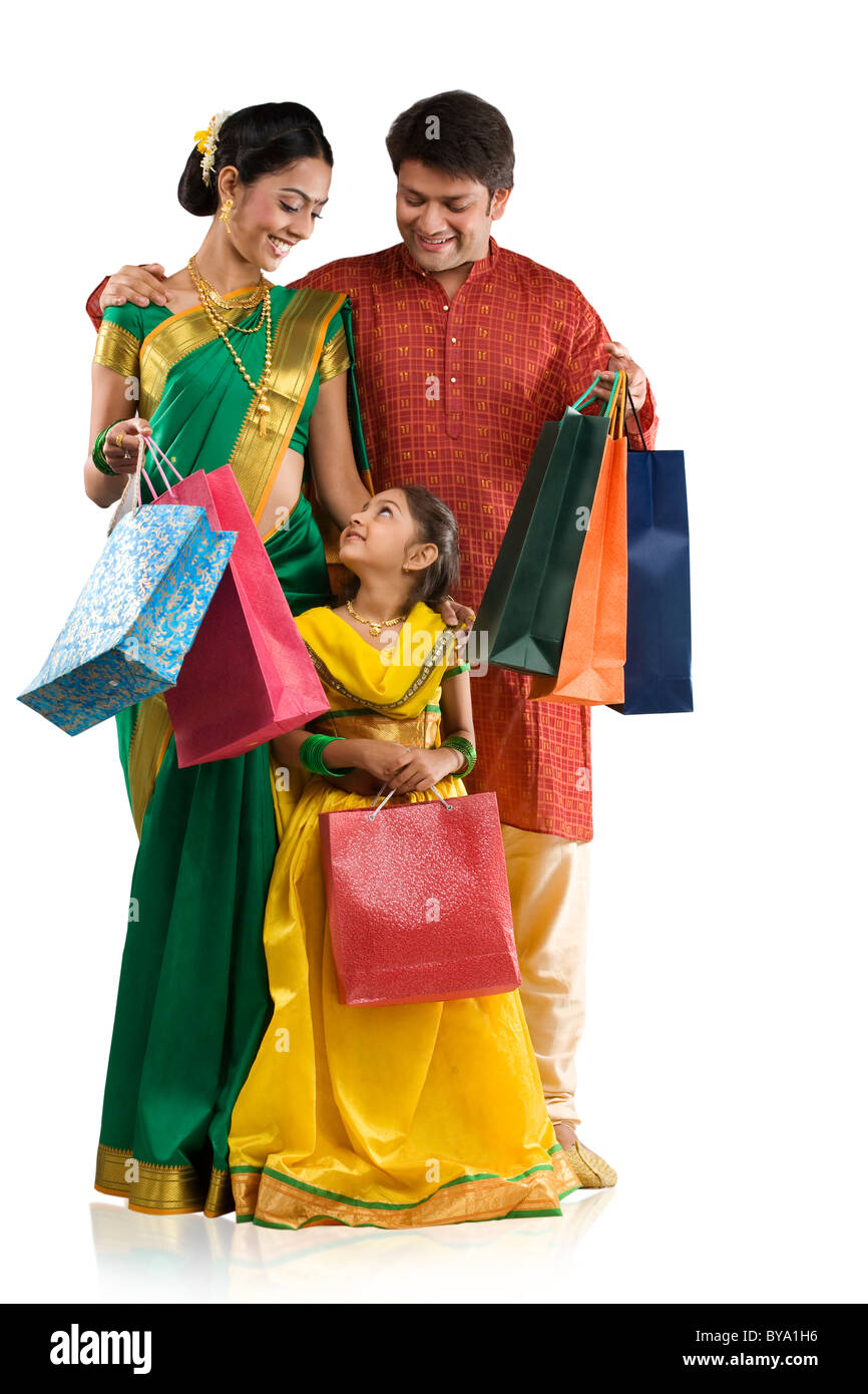 Familie mit Einkaufstüten Stockfoto
