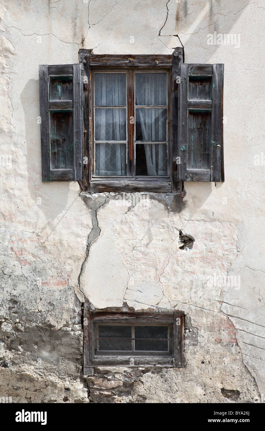 Historisches Haus in Sent, alten bröckelnden Fassade mit Holzfenster, Unterengadin, Graubünden, Schweiz, Europa Stockfoto