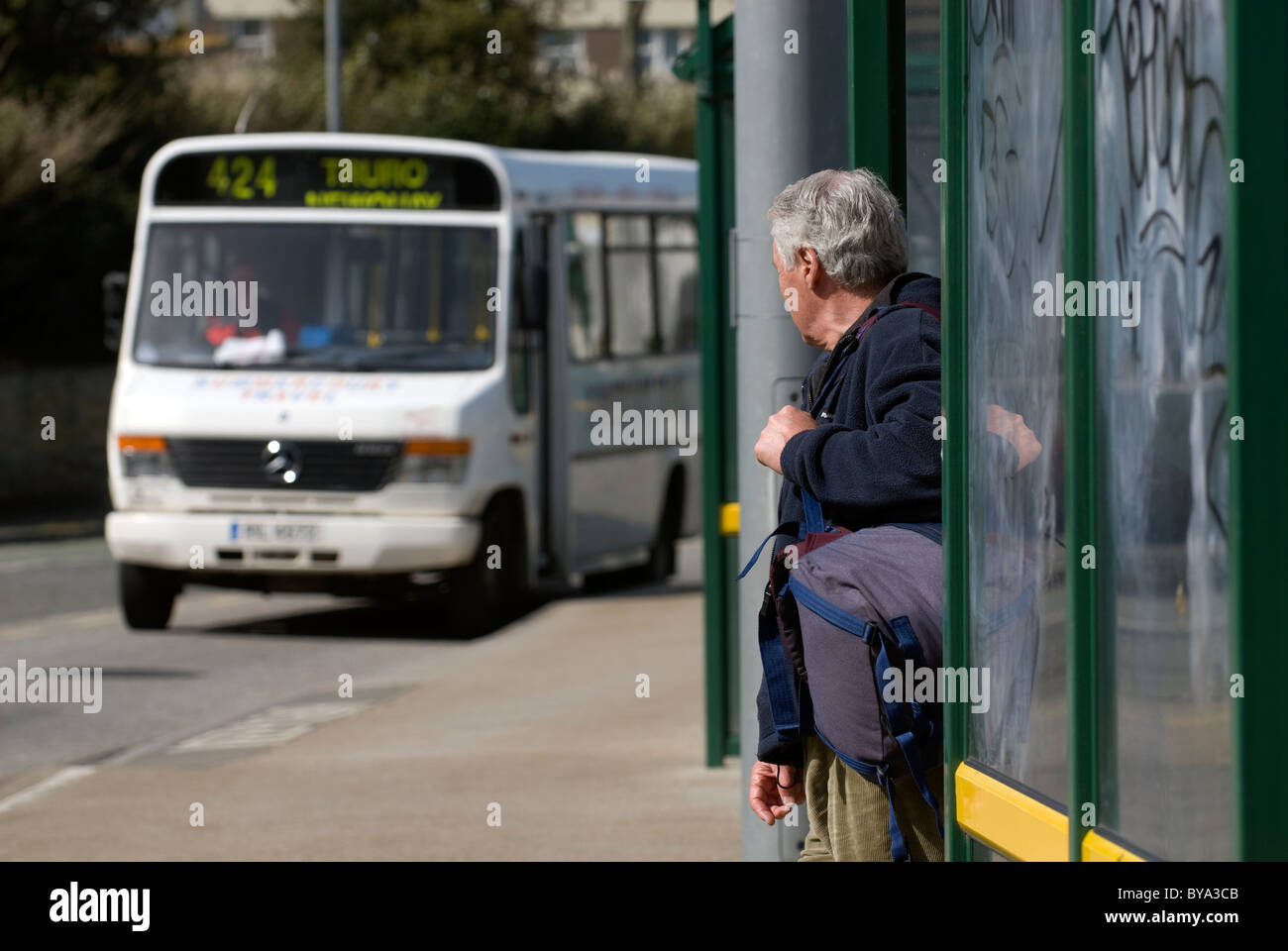 Ruhestand Alter Mann mit lokaler Busservice in Cornwall, Großbritannien. Stockfoto