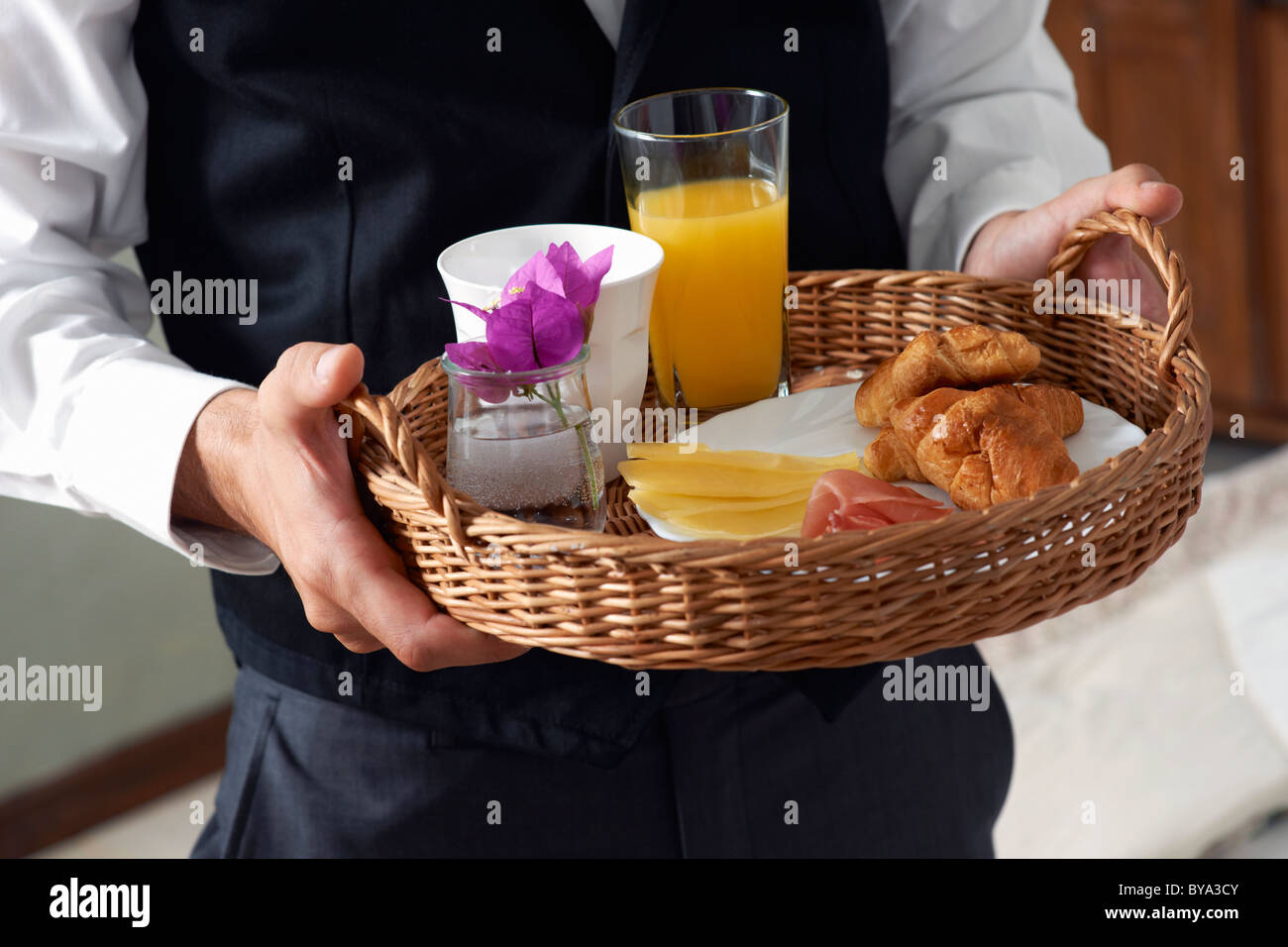Kellner mit Frühstückstablett Stockfoto