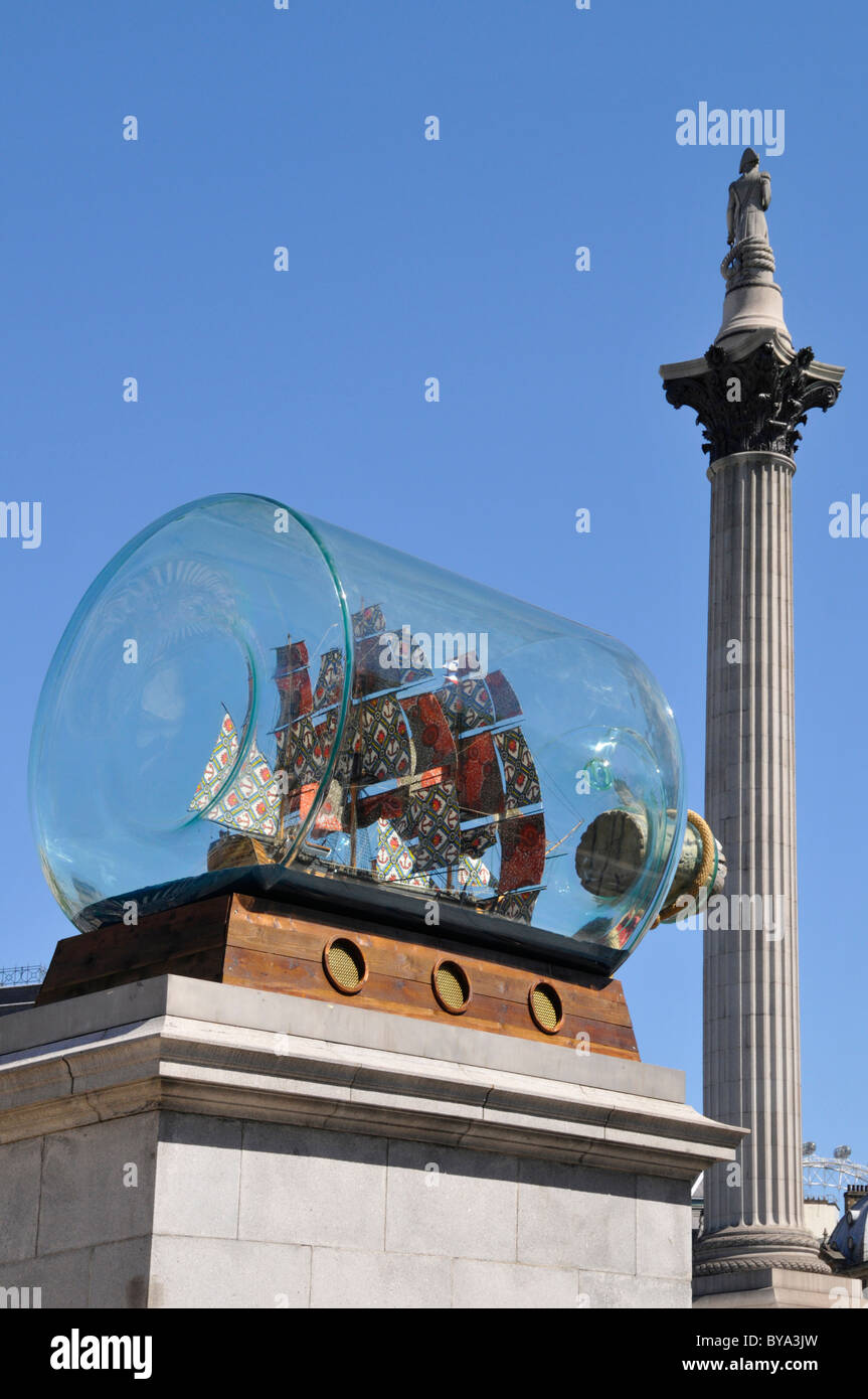 Kunstmodell des Nelsons Flaggschiff Sieg in einer Flasche Yinka Shonibare Kunstwerk auf dem vierten Sockel im Trafalgar Square Nelsons Säule jenseits London England UK Stockfoto
