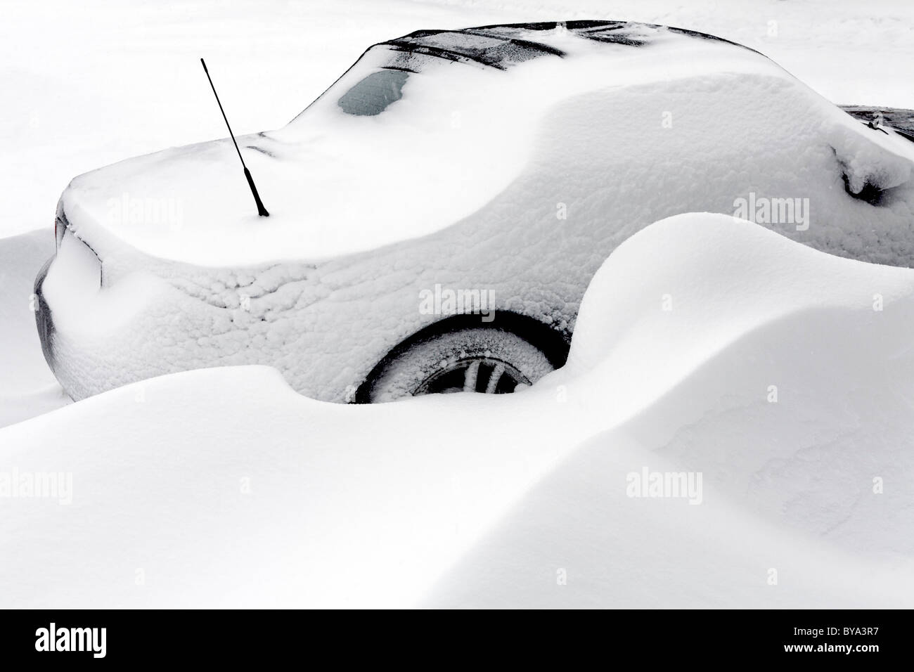 Geparktes Auto gefangen in einem großen Snowbank, North Rhine-Westphalia, Germany, Europe Stockfoto