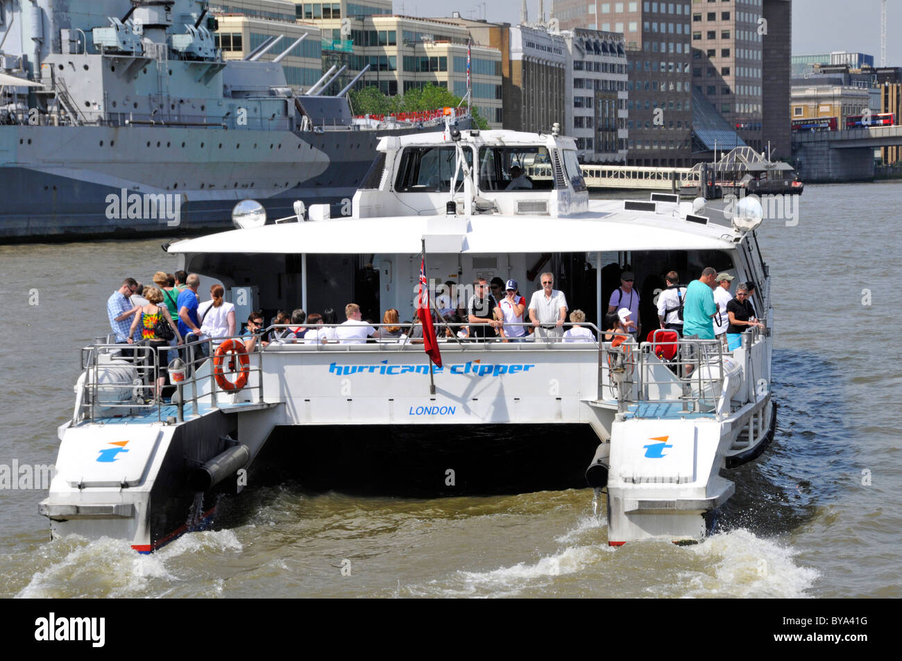 Menschenmenge Reisende auf dem Heck des Thames Clipper katamaran Boot ein öffentlicher Transport Flussbus Service auf London Berühmter Fluss England Großbritannien Stockfoto