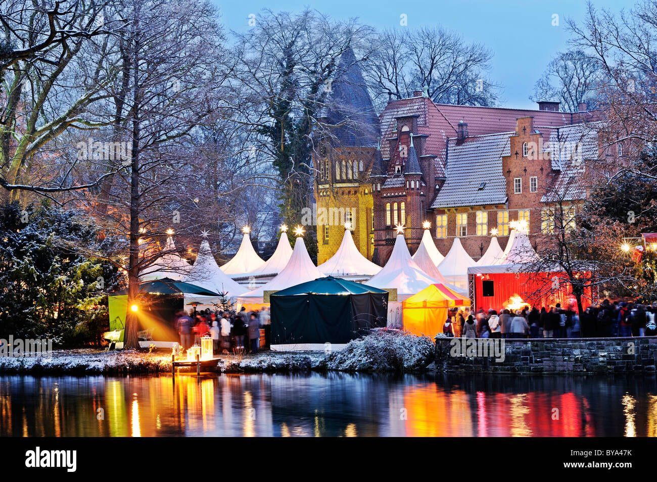 Weihnachtsmarkt und Bergedorfer Schloss Burg in Bergedorf, Hamburg, Deutschland, Europa Stockfoto