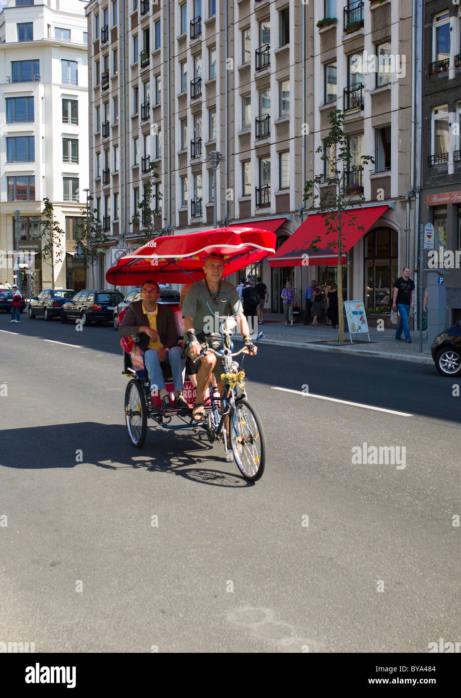 Fahrrad-Taxi mit Touristen, Mitte Bezirk, Berlin, Deutschland, Europa Stockfoto