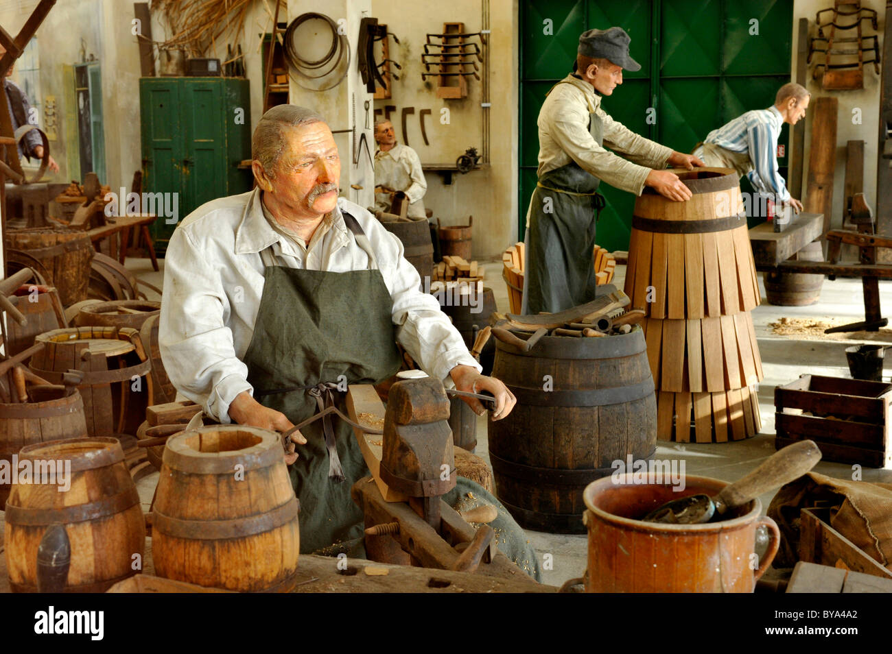 Lebensgroßes Modell der historischen Küferwerkstatt, Pilsner Urquell Brauerei Pilsen, Böhmen, Tschechische Republik, Europa Stockfoto