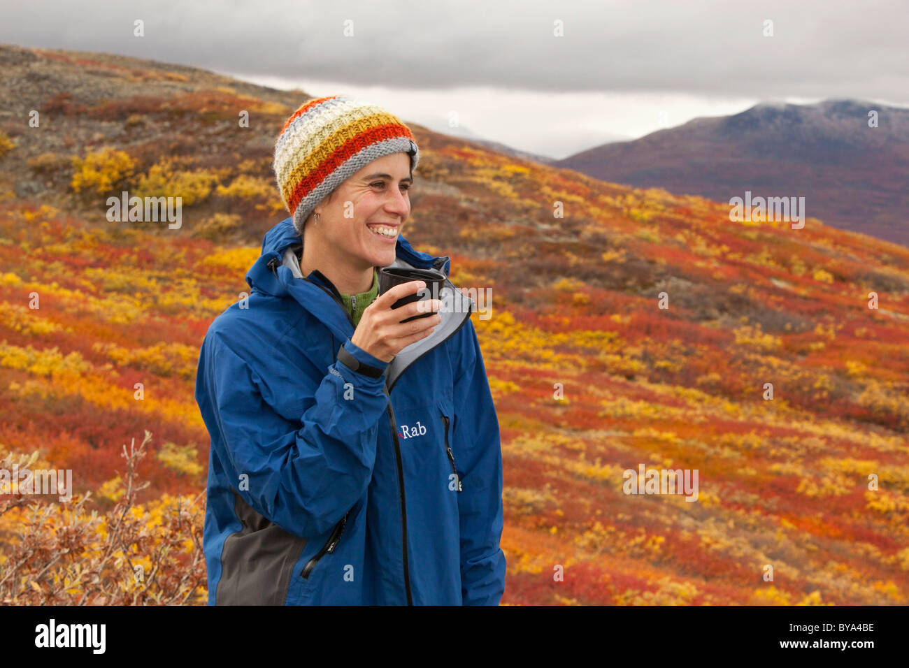 Junge Frau, Wanderer, Lächeln, halten einer Tasse, sub-alpinen Tundra, Indian Summer, verlässt in Herbstfarben, Herbst, in der Nähe von Fish Lake Stockfoto