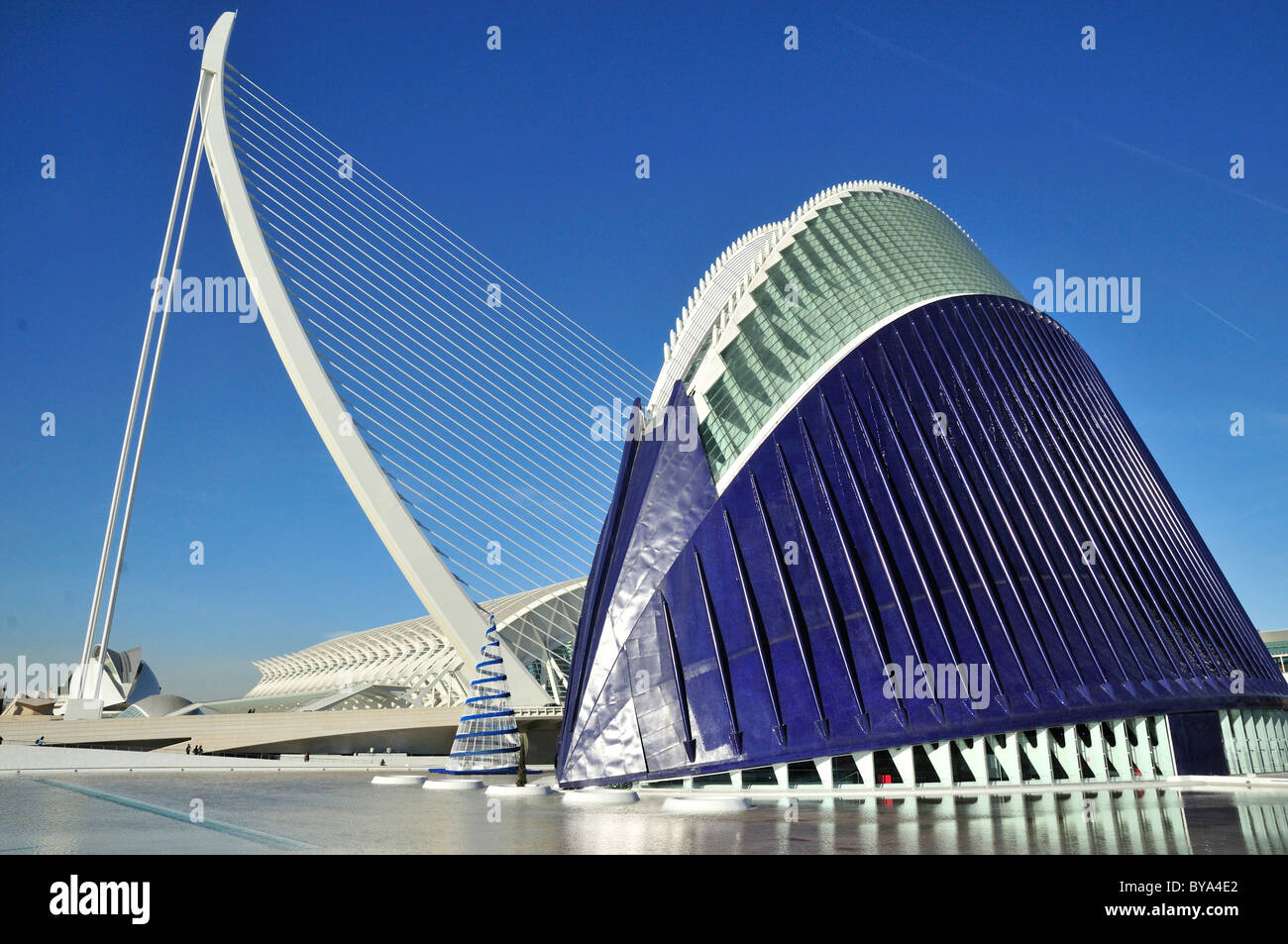 Moderne Brücke, entworfen vom spanischen Architekten Santiago Calatrava in Ciudad de Las Artes y Las Ciencias, die Stadt der Künste und Wissenschaften Stockfoto