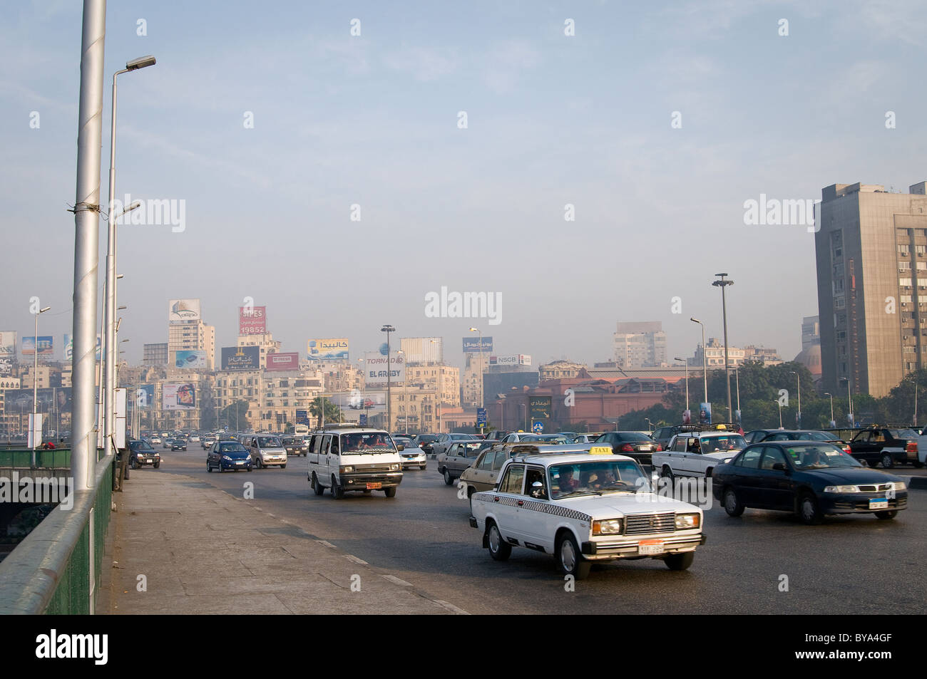 Kairos Straßen sind immer voll mit Menschen, Autos, Busse, Motorräder. Staus sind berüchtigt. Stockfoto