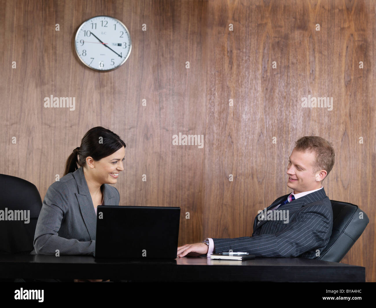 Business-Mann und Frau am Schreibtisch Stockfoto