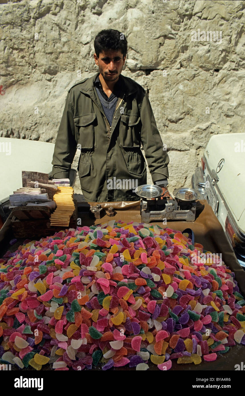 Straßenhändler verkaufen Bonbons in Bab Tuma, einem Stadtteil der alten Stadt von Damaskus, Syrien. Stockfoto