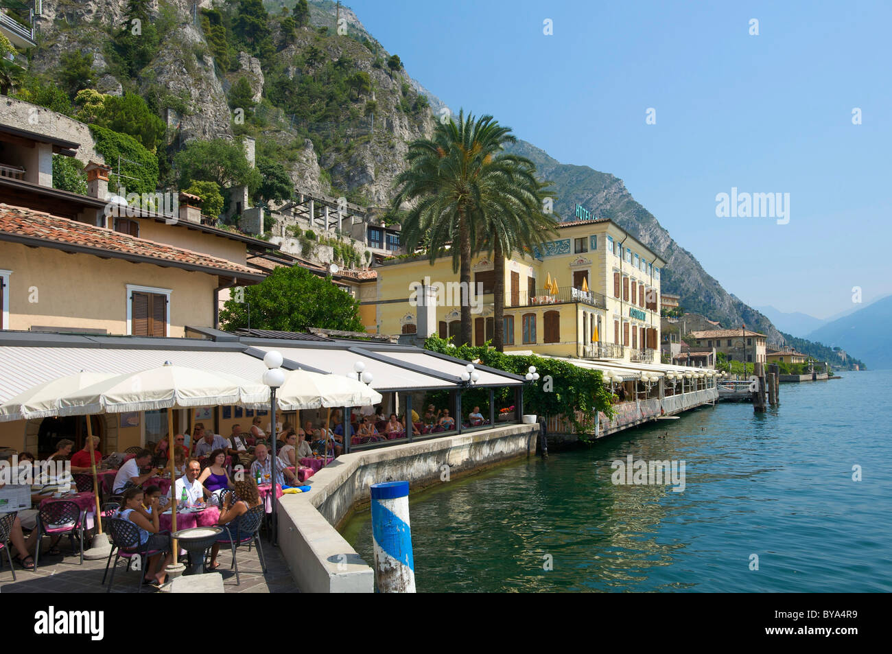 Restaurants in Limone Sul Garda, Trentino, Italien, Europa Stockfoto