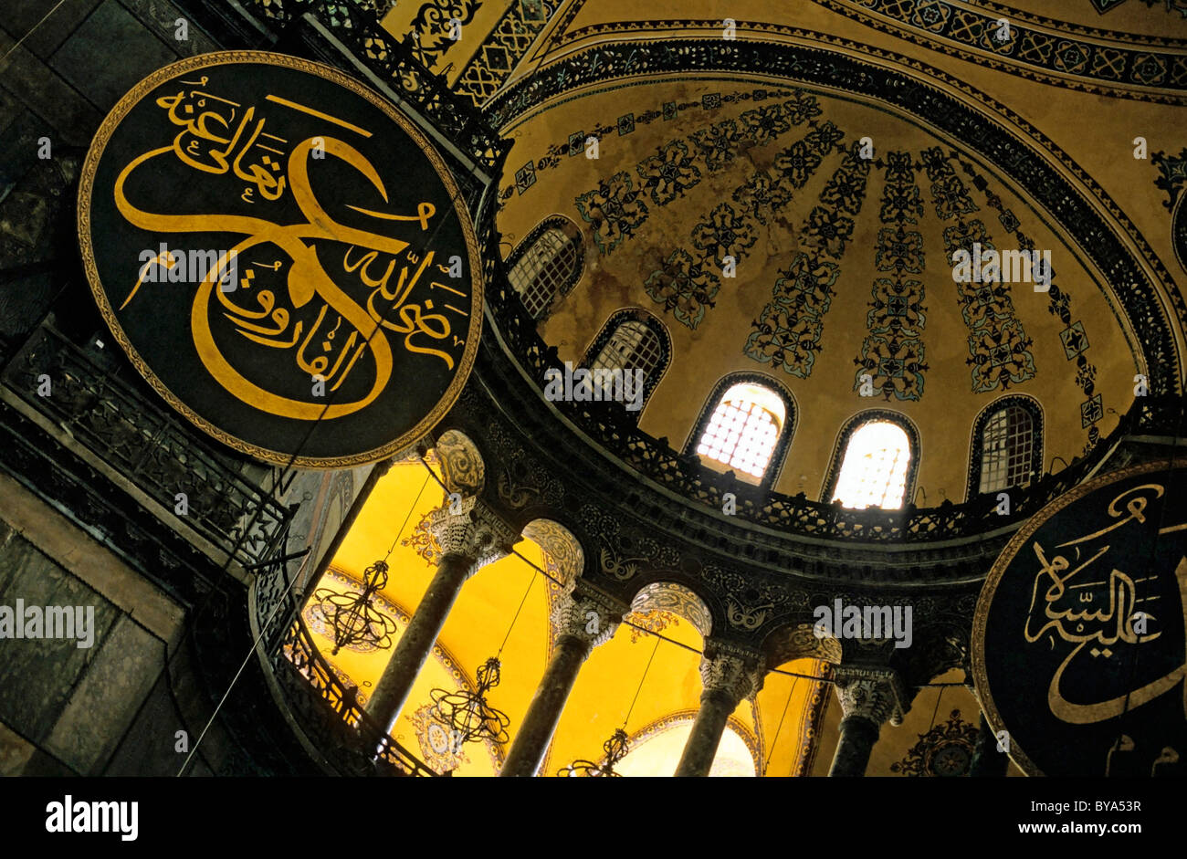 Kuppel und Säulen im Inneren der Hagia Sophia (einmal eine Basilika, dann eine Moschee und heute ein Museum), Istanbul, Türkei. Stockfoto