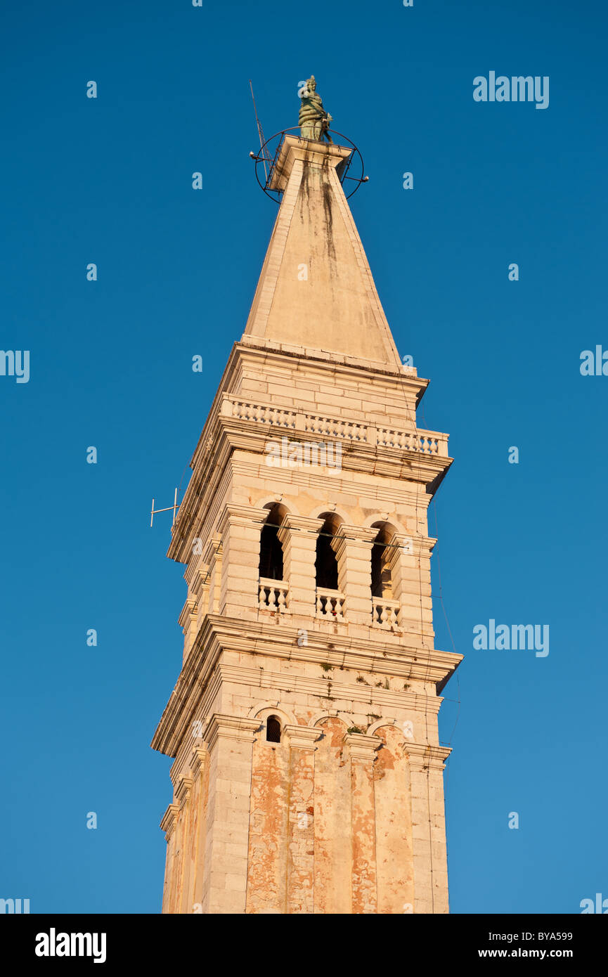 Kirche-Glockenturm. Pfarrei St. Euphemia in Rovinj, Altstadt der kroatischen Adria. Beliebte touristische Attraktion Stockfoto