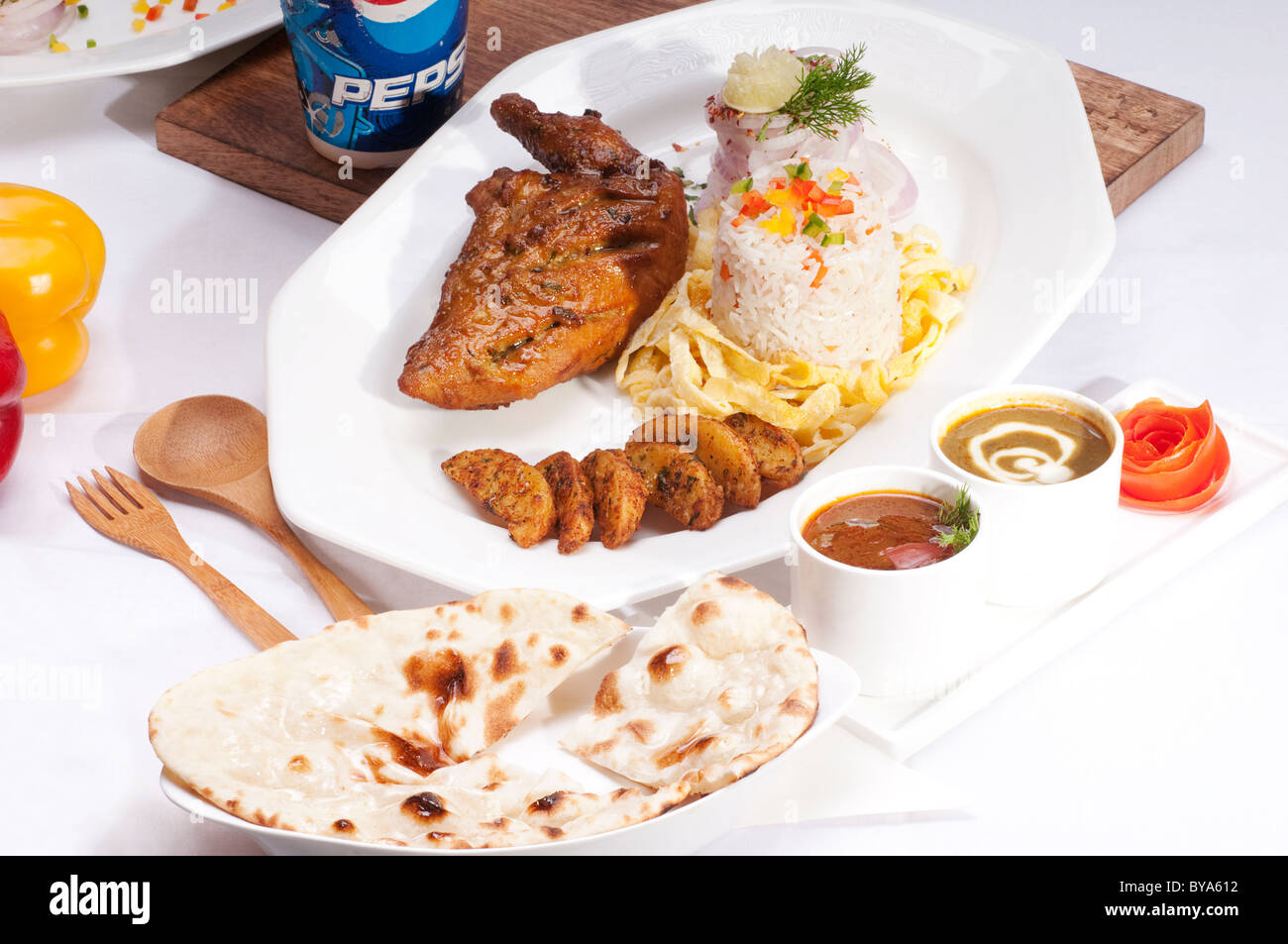 Tandoori Huhn, Reis, Kartoffeln und naan Stockfoto