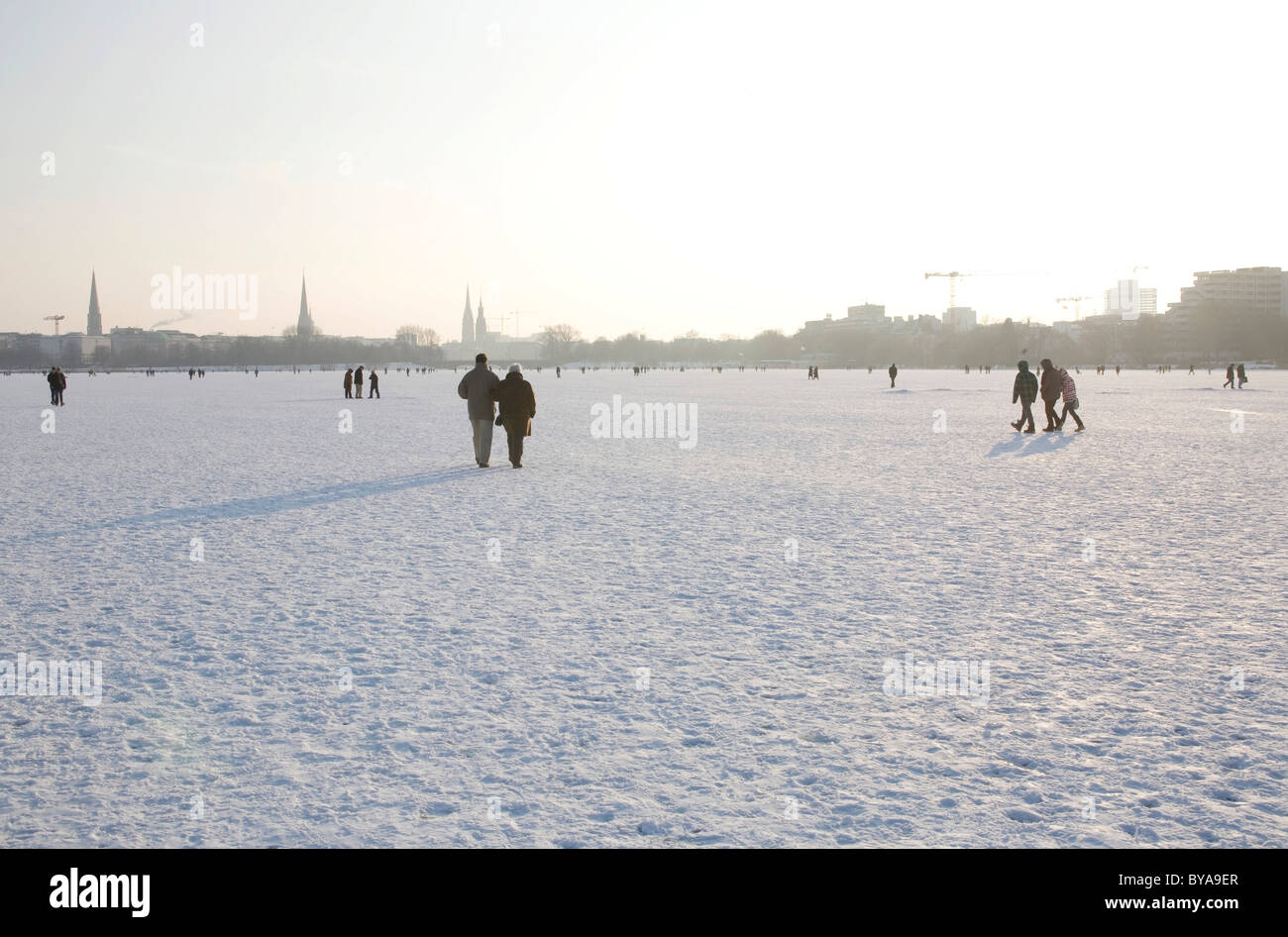 Wanderer auf dem gefrorenen Außenalster oder Außenalster, Hamburg, Deutschland, Europa Stockfoto