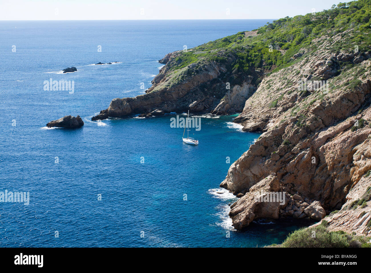 Kleine Bucht auf Dragon Island, Isla Dragonera, mit einem Segelboot, Mallorca, Balearen, Spanien, Europa Stockfoto