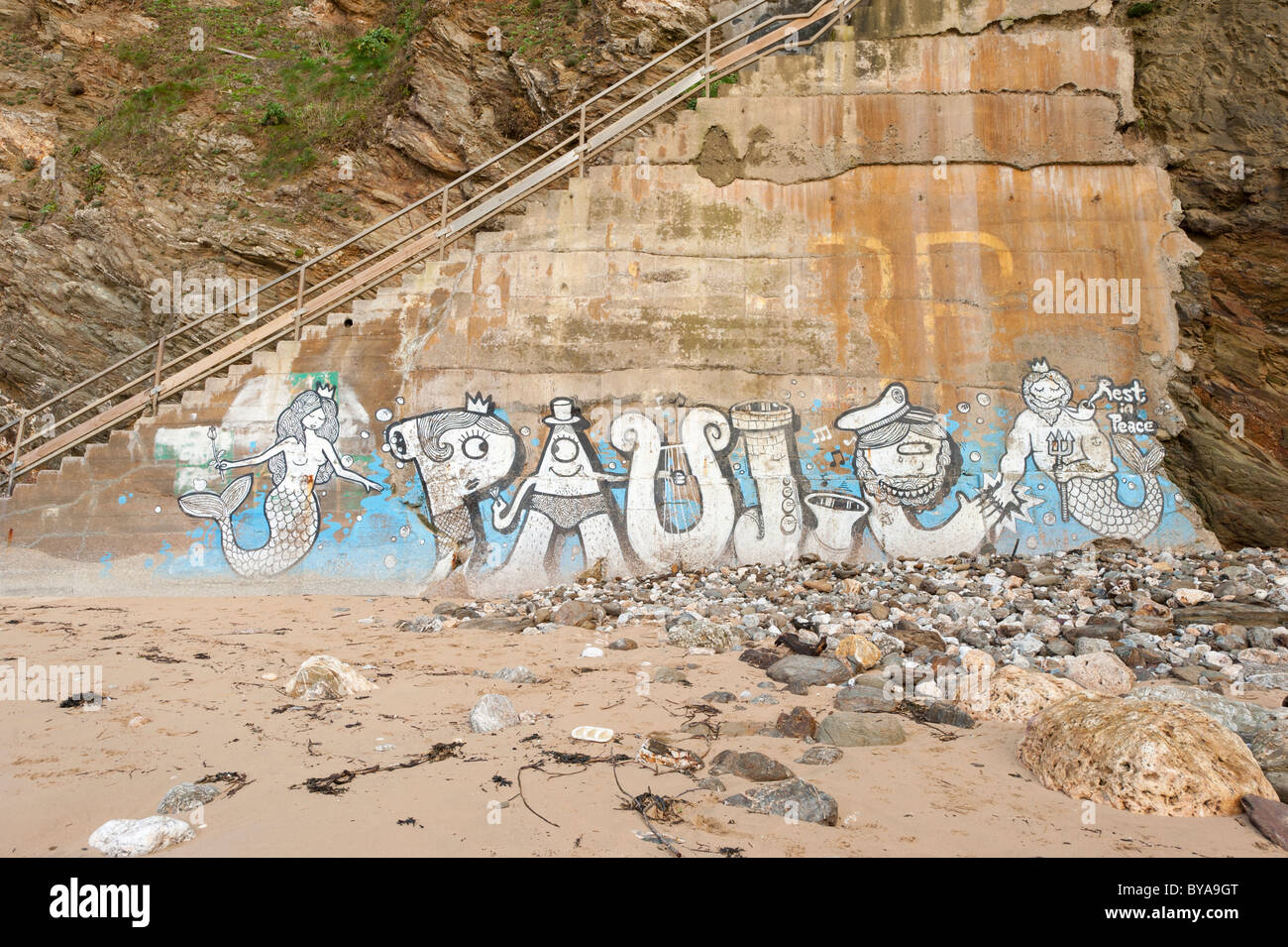 Die Stufen führen hinunter zu Whipsiderry Strand, Newquay, mit einer Graffittied Wand unten. Stockfoto