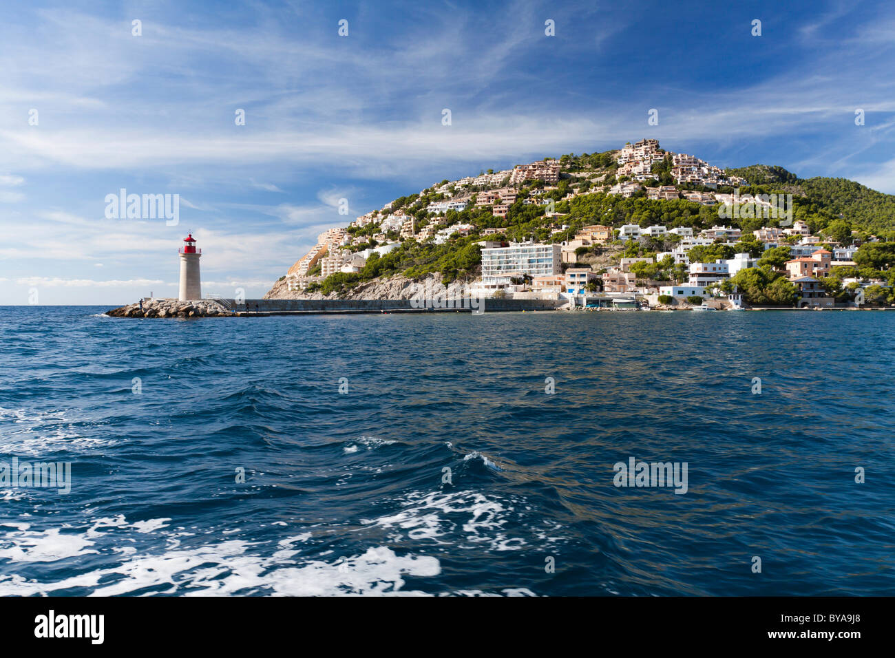 Eingang von Port d ' Andratx mit einem Leuchtturm Hafen, Port d ' Andratx, Mallorca, Balearische Inseln, Spanien, Europa Stockfoto
