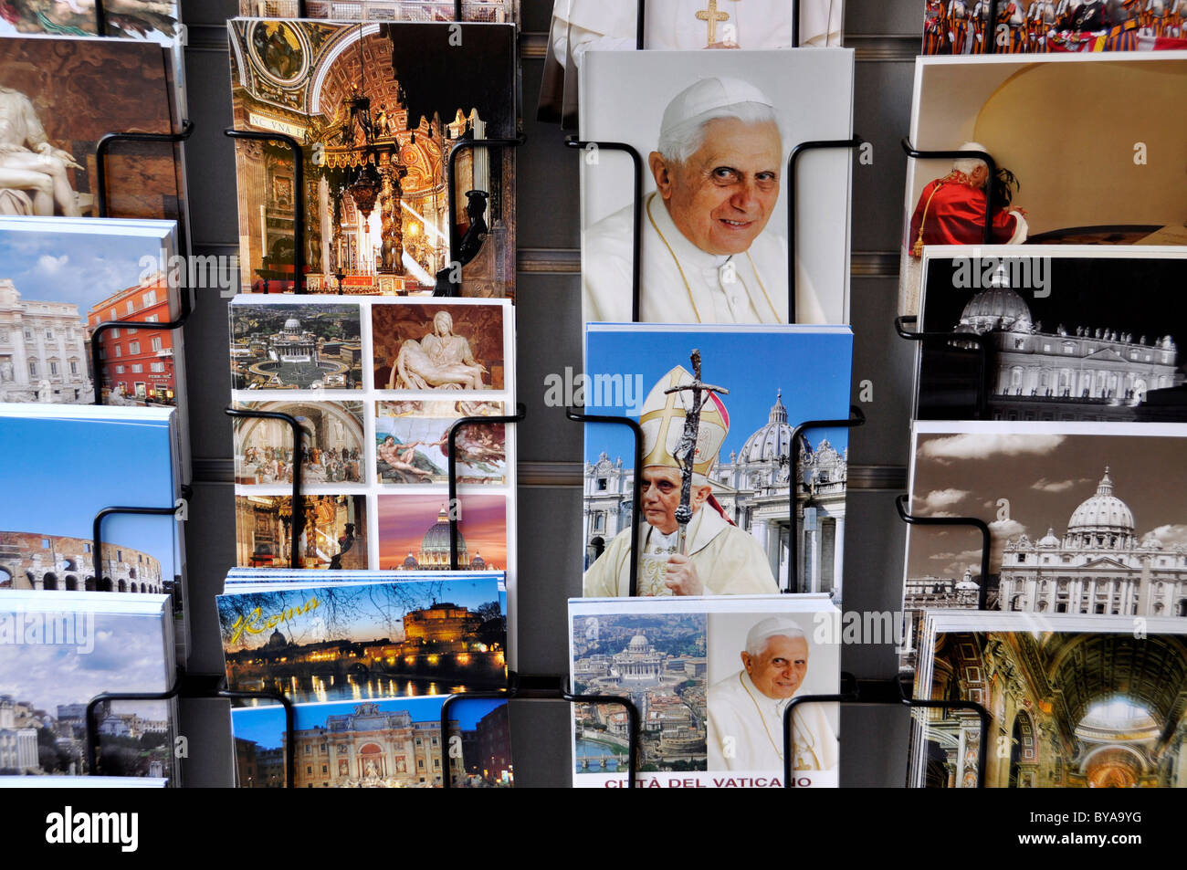 Postkarten mit Papst Benedict XVI, das Vatican und römische Motive, Rom, Latium, Italien, Europa Stockfoto