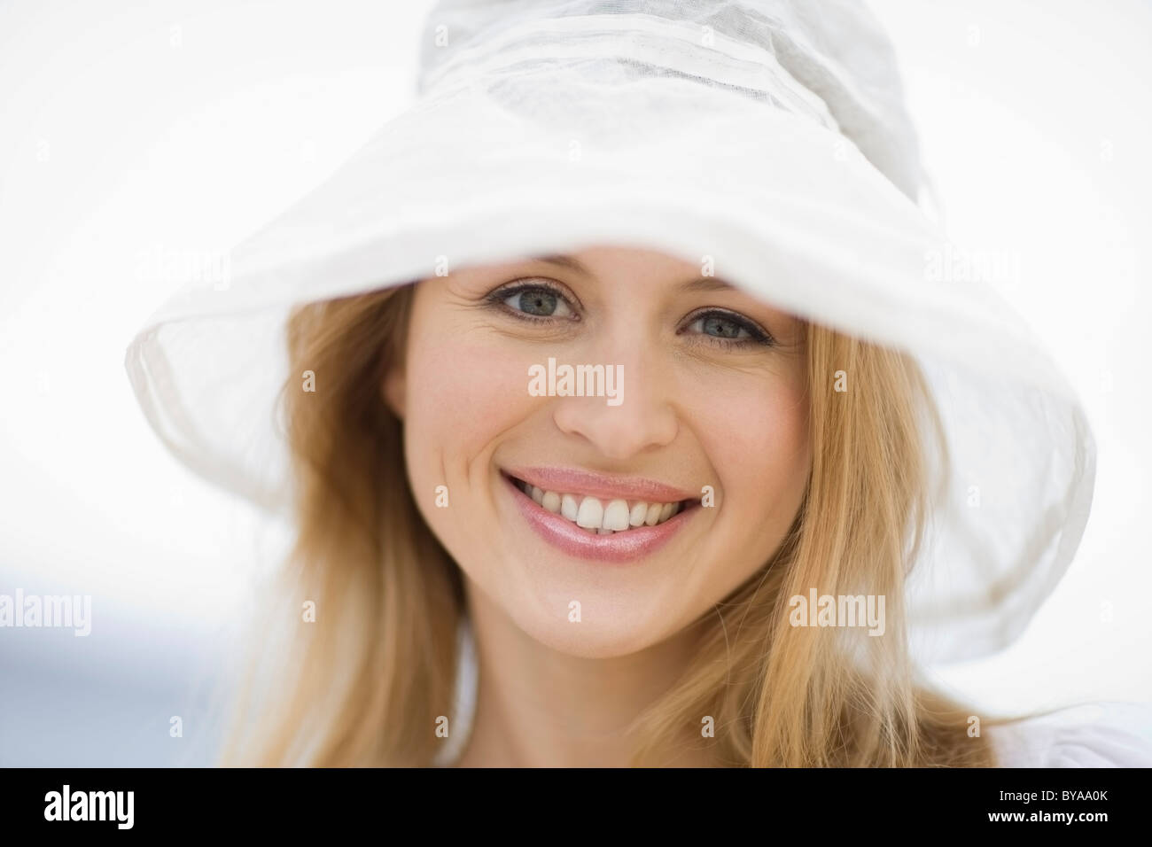 Lächelnde Frau mit Hut Stockfoto