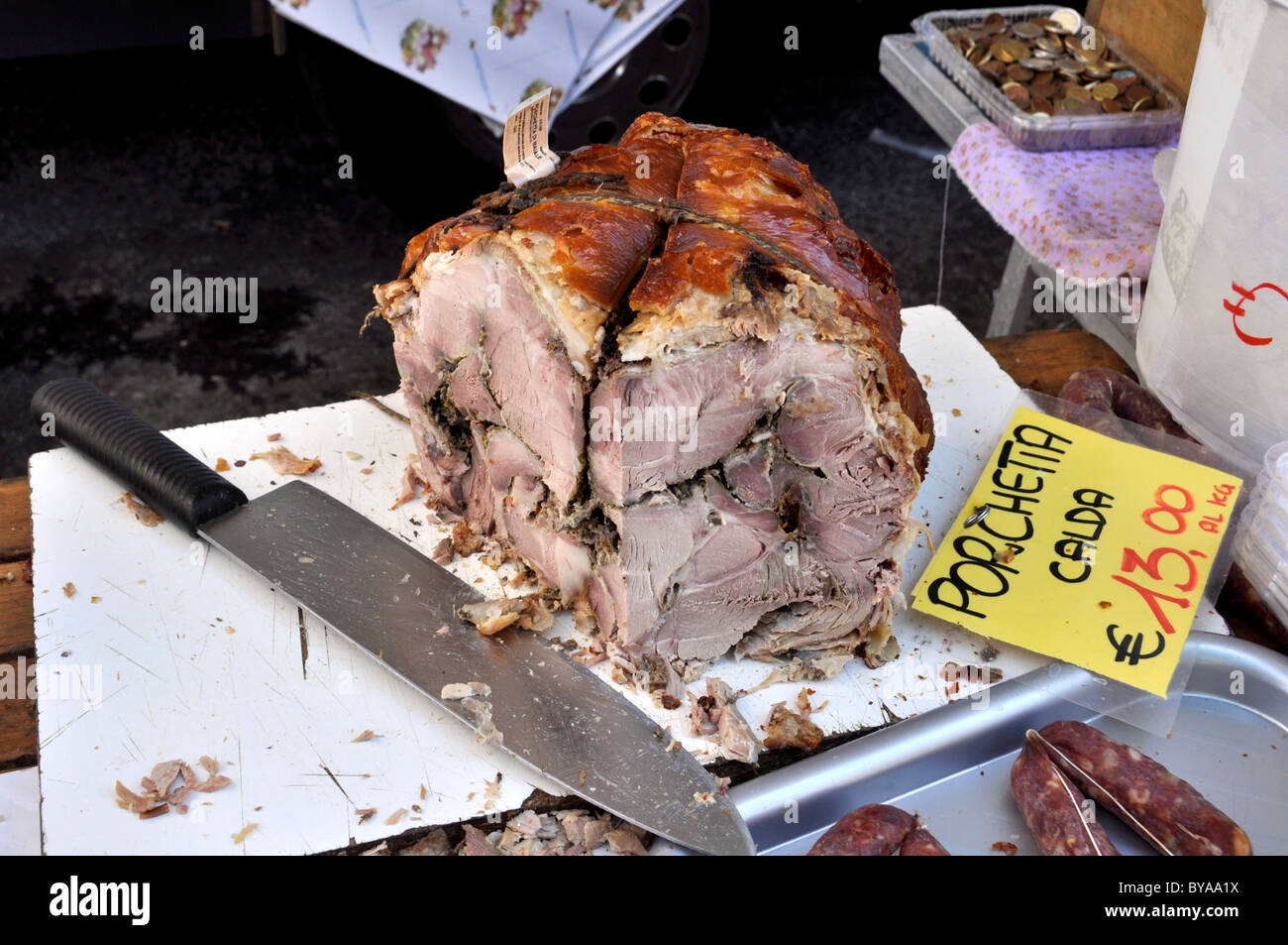 Imbiss-Stand mit Porchetta-Schweinefleisch-Spezialitäten, wöchentlicher Markt, Rom, Latium, Italien, Europa Stockfoto