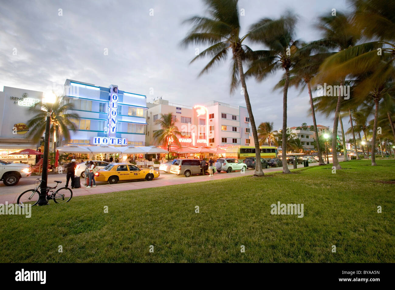 Beleuchtete Colony Hotel, South Beach, Ocean Drive, Miami, Florida, Vereinigte Staaten von Amerika, USA Stockfoto