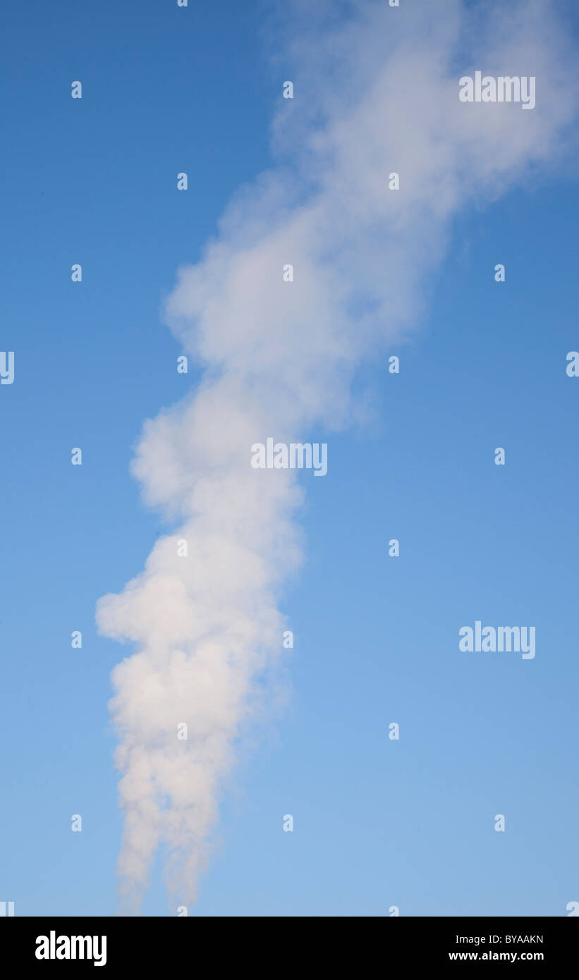 Weißer Rauch vor blauem Himmel Stockfoto