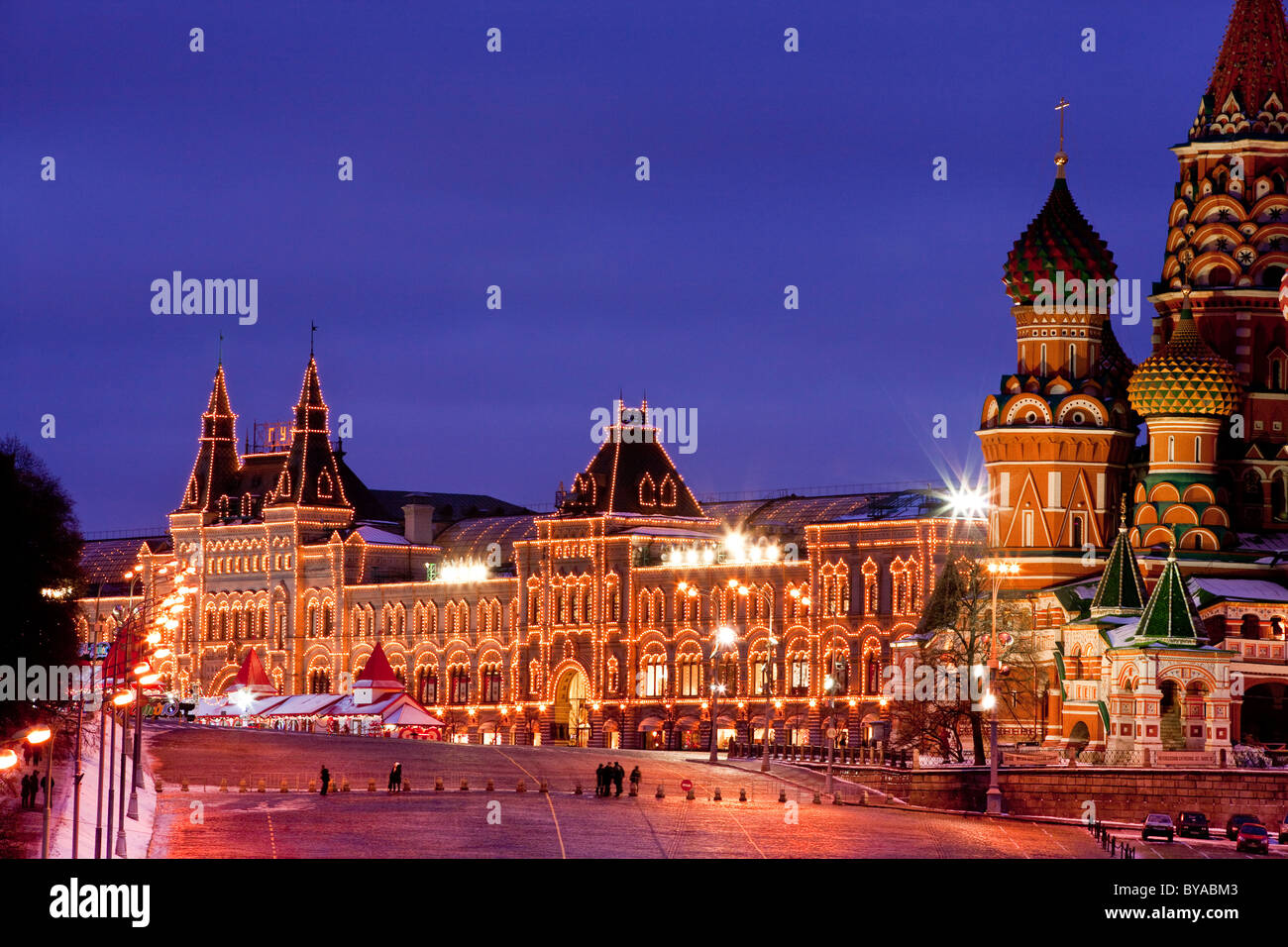 Roter Platz, GUM, Basilius Kathedrale in Moskau während der Weihnachtszeit Stockfoto